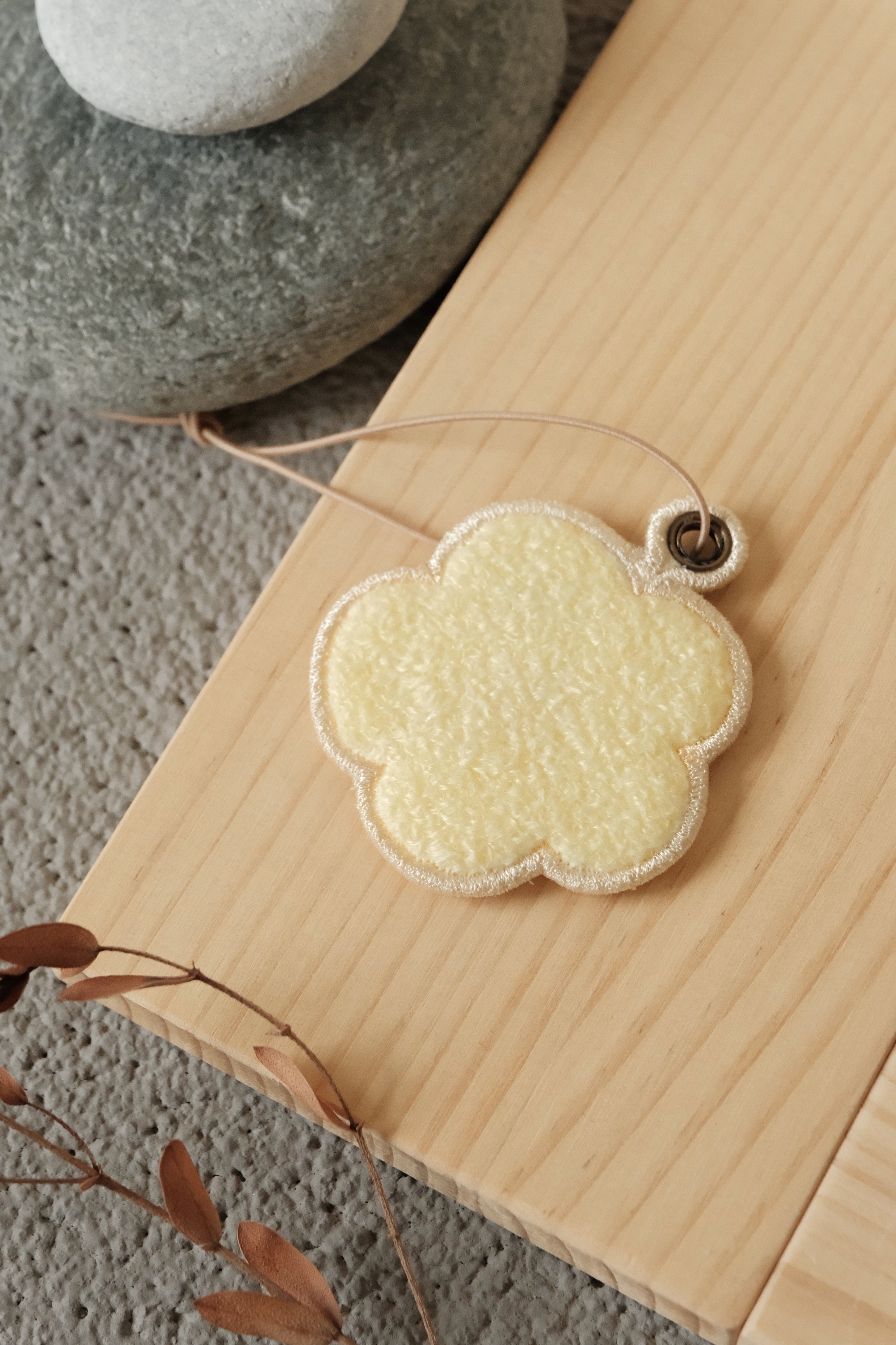 Hi Y.P store-迷你刺繡吊牌-獨家設計-小朵日光