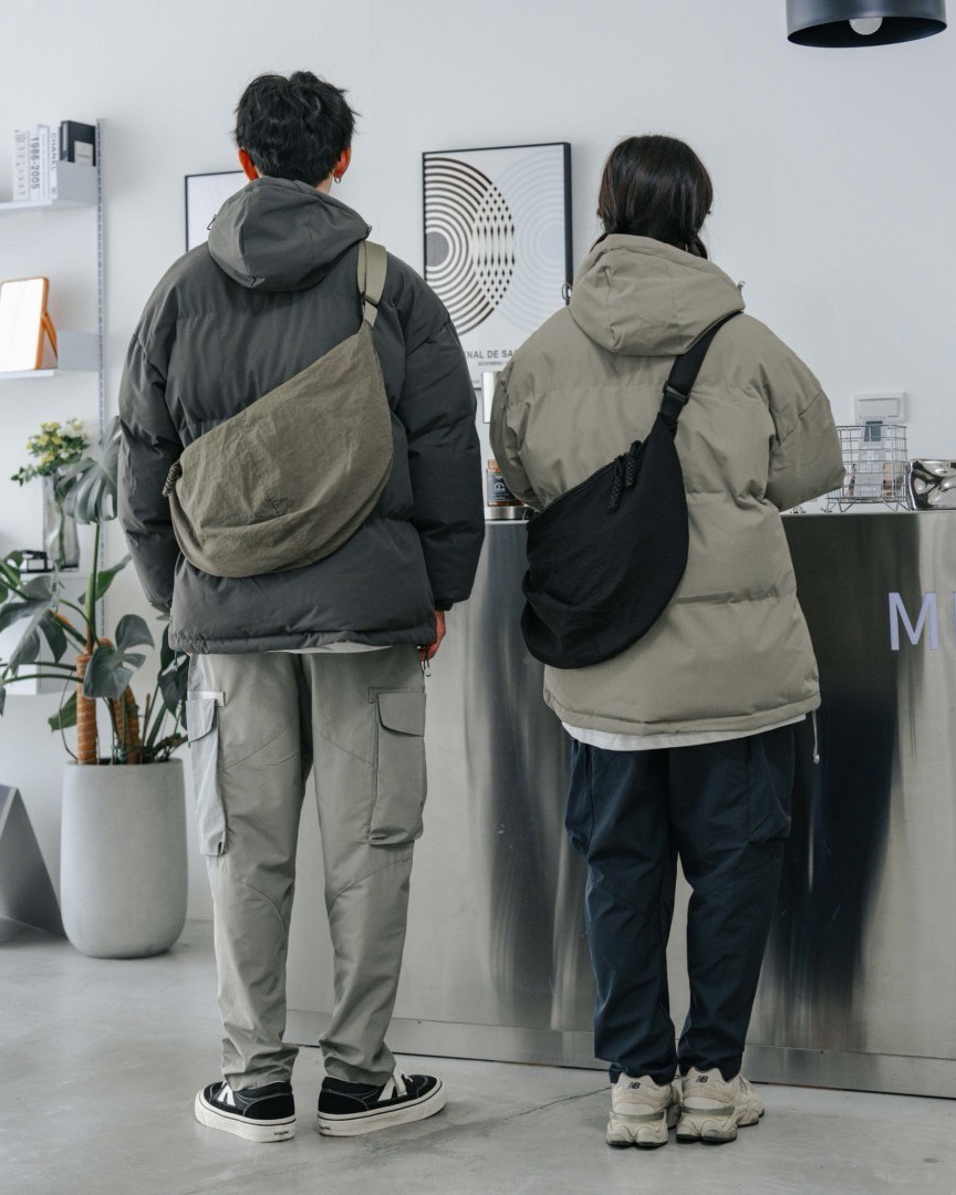 模特分別背著半月型日系斜挎包灰綠色和黑色背面照