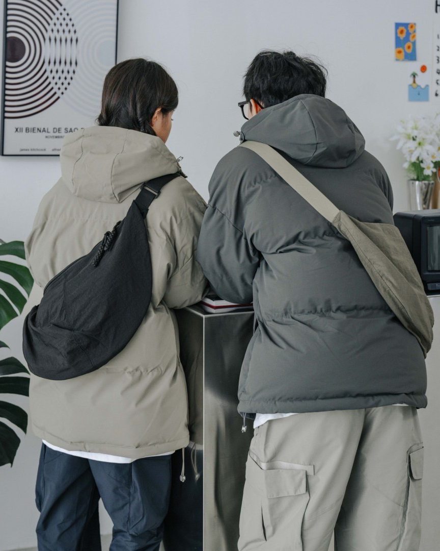 模特分別背著半月型日系斜挎包灰綠色以及黑色背面照