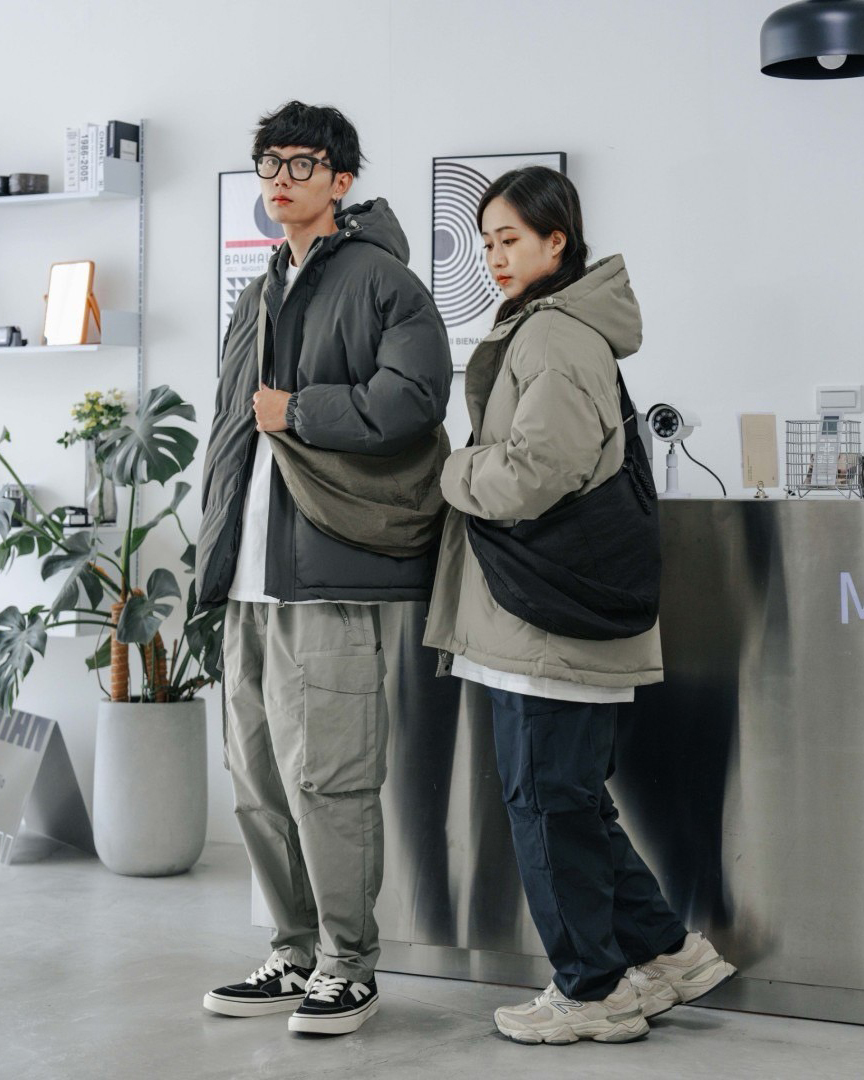 模特分別背著半月型日系斜挎包灰綠色和黑色