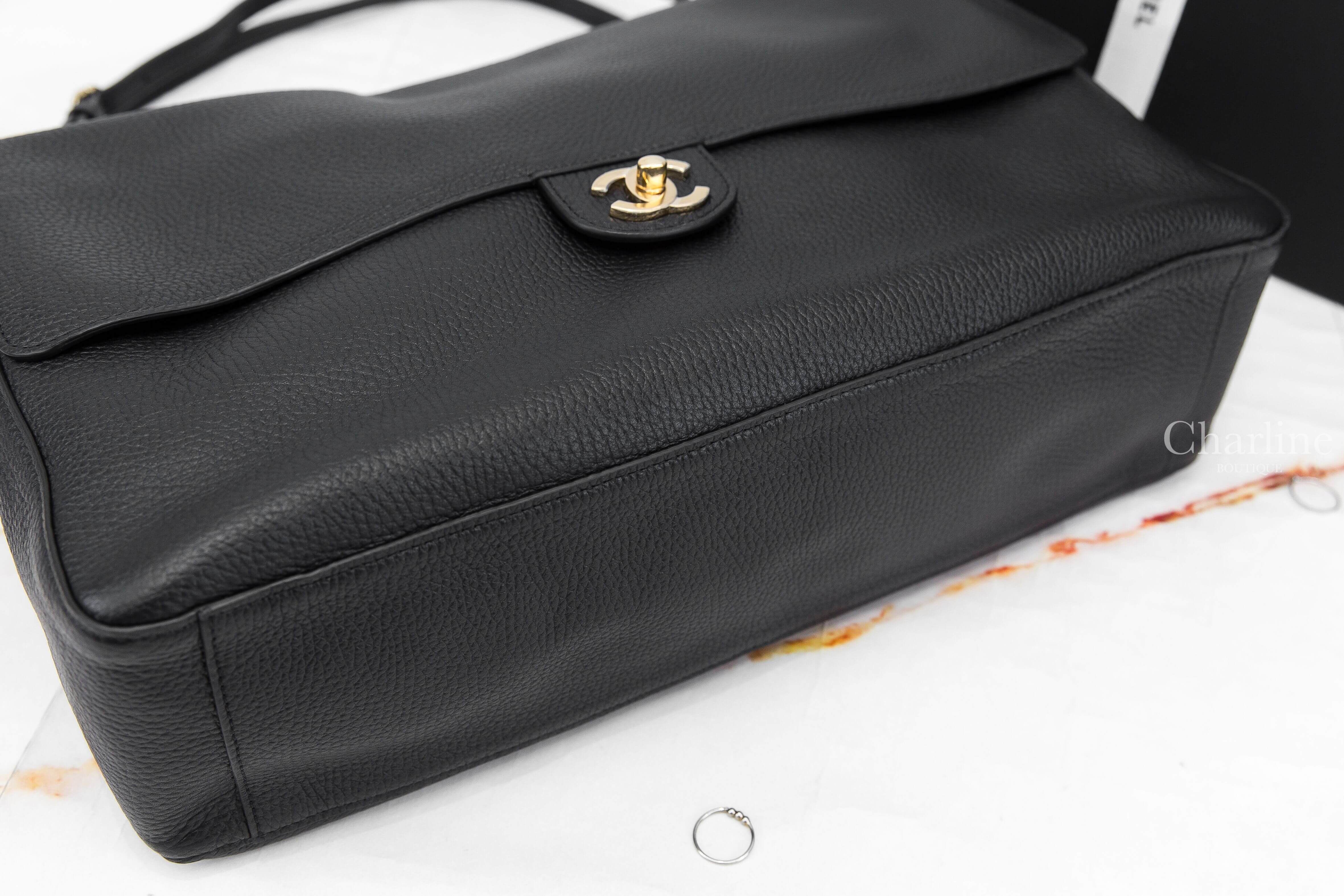 Chanel Maxi Flap Bag 黑色金CC特大型38.5cm荔枝小牛皮酒紅色內裡手提肩背包-Charline Boutique 精品代購