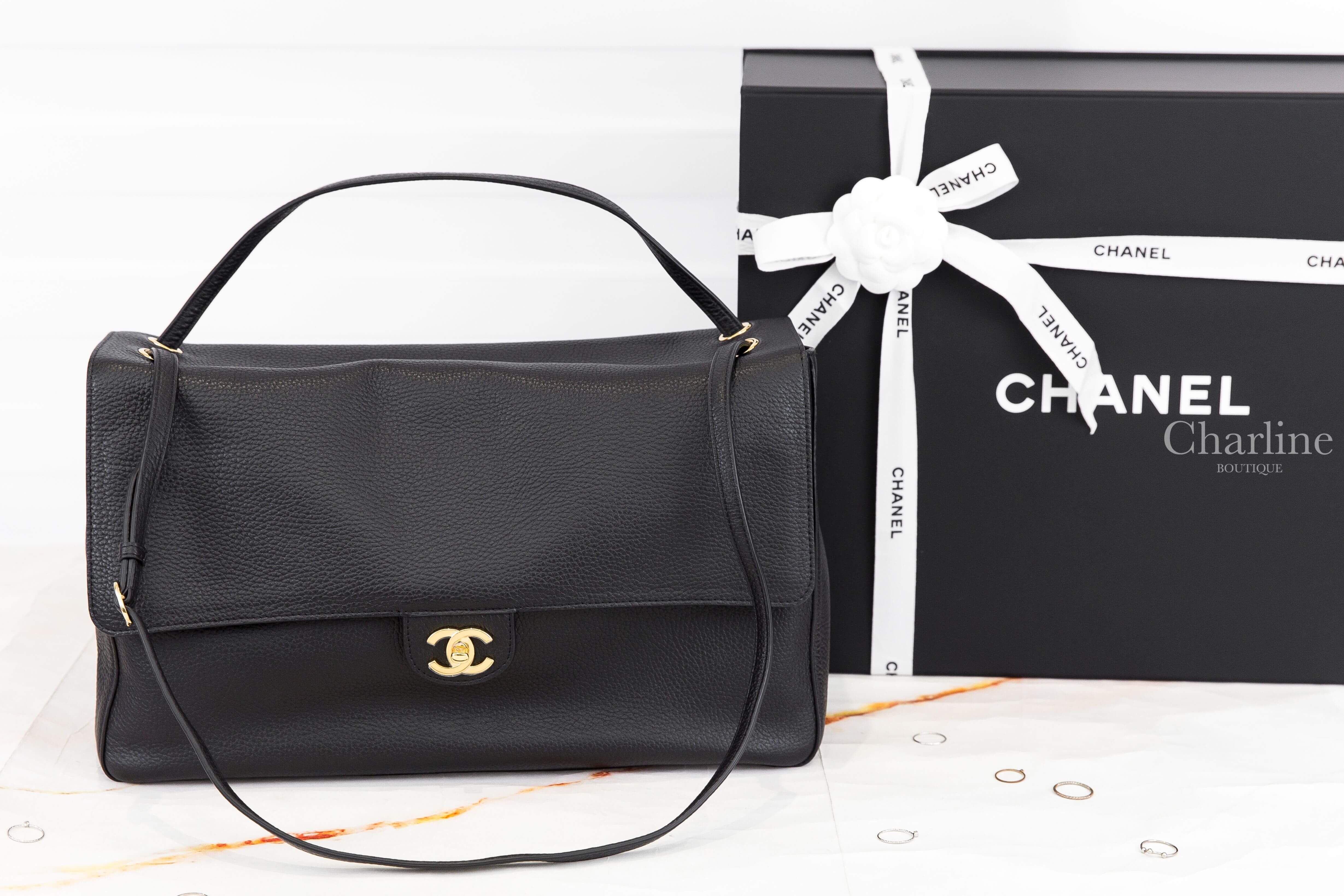 Chanel Maxi Flap Bag 黑色金CC特大型38.5cm荔枝小牛皮酒紅色內裡手提肩背包-Charline Boutique 精品代購