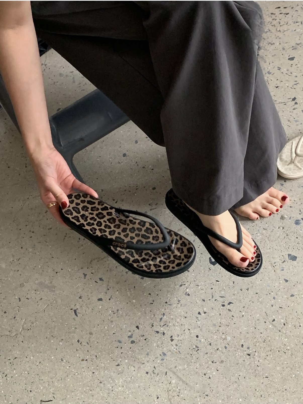 (預購） CROCS 終於補貨！邁阿密Miami豹紋款夾角拖 人字拖 拖鞋