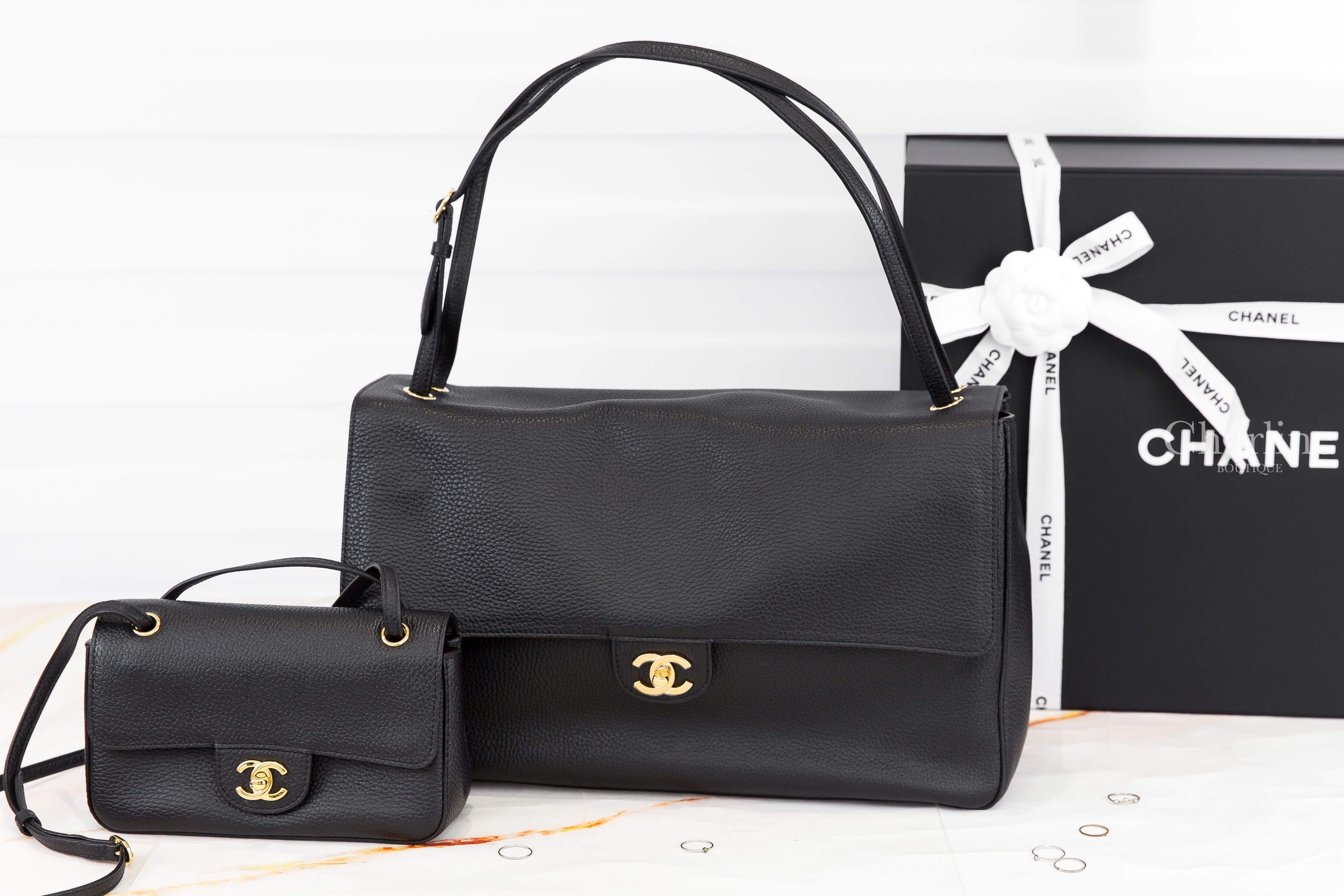 Chanel Maxi Flap Bag 黑色金CC特大型38.5cm荔枝小牛皮酒紅色內裡手提肩背包,Chanel Mini Flap Bag 黑色金CC迷你20cm荔枝小牛皮酒紅內裡手提肩背包-Charline Boutique 精品代購