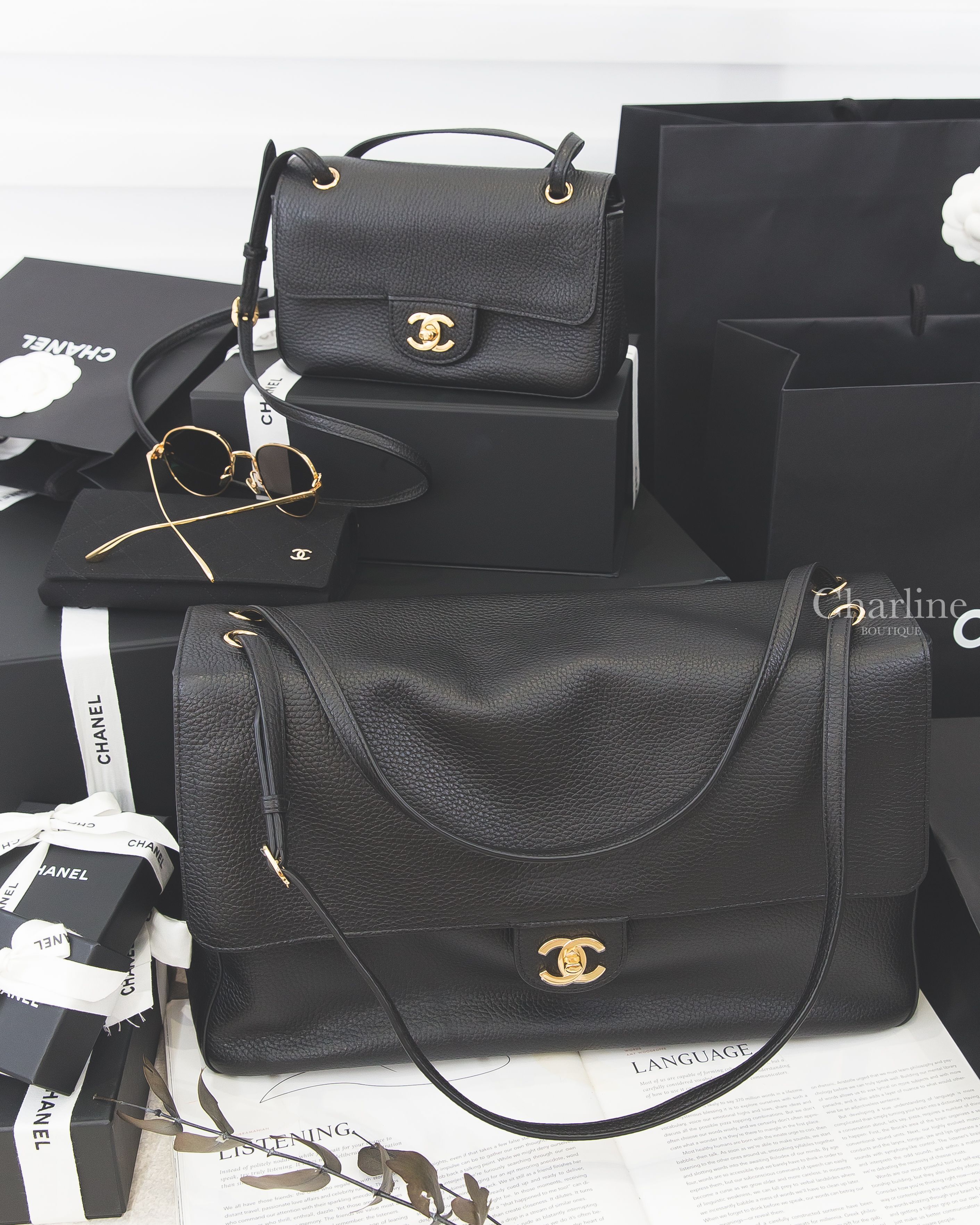 Chanel Maxi Flap Bag 黑色金CC特大型荔枝小牛皮手提肩背包,Chanel Mini Flap Bag 黑色金CC迷你荔枝小牛皮手提肩背包,Chanel 金色圓框側邊金CC金字太陽眼鏡-Charline Boutique 精品代購