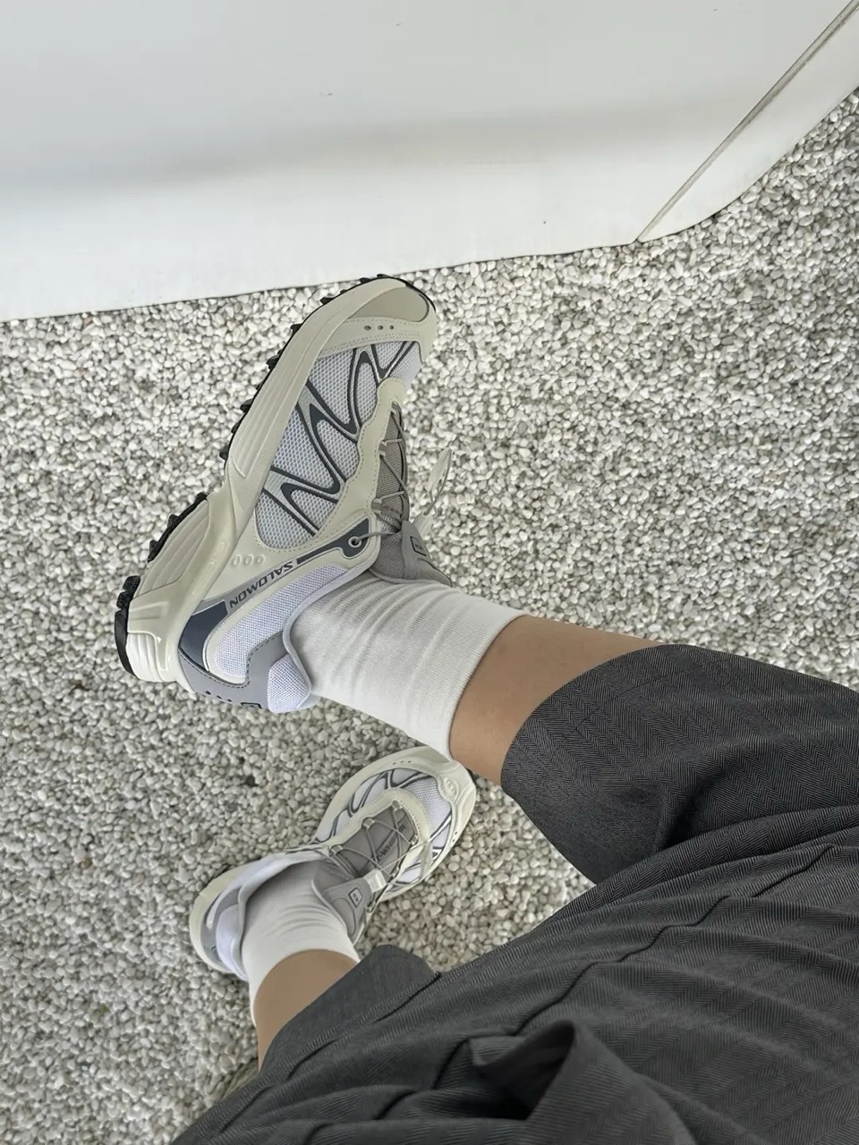 SALOMON XT-WHISPER "VANILLA ICE WHITE GRISAILLE" 奶油灰 米灰 快速鞋帶 運動鞋 跑步鞋 Jisoo代言同款 金智秀 男女鞋 L49238300 / 預購