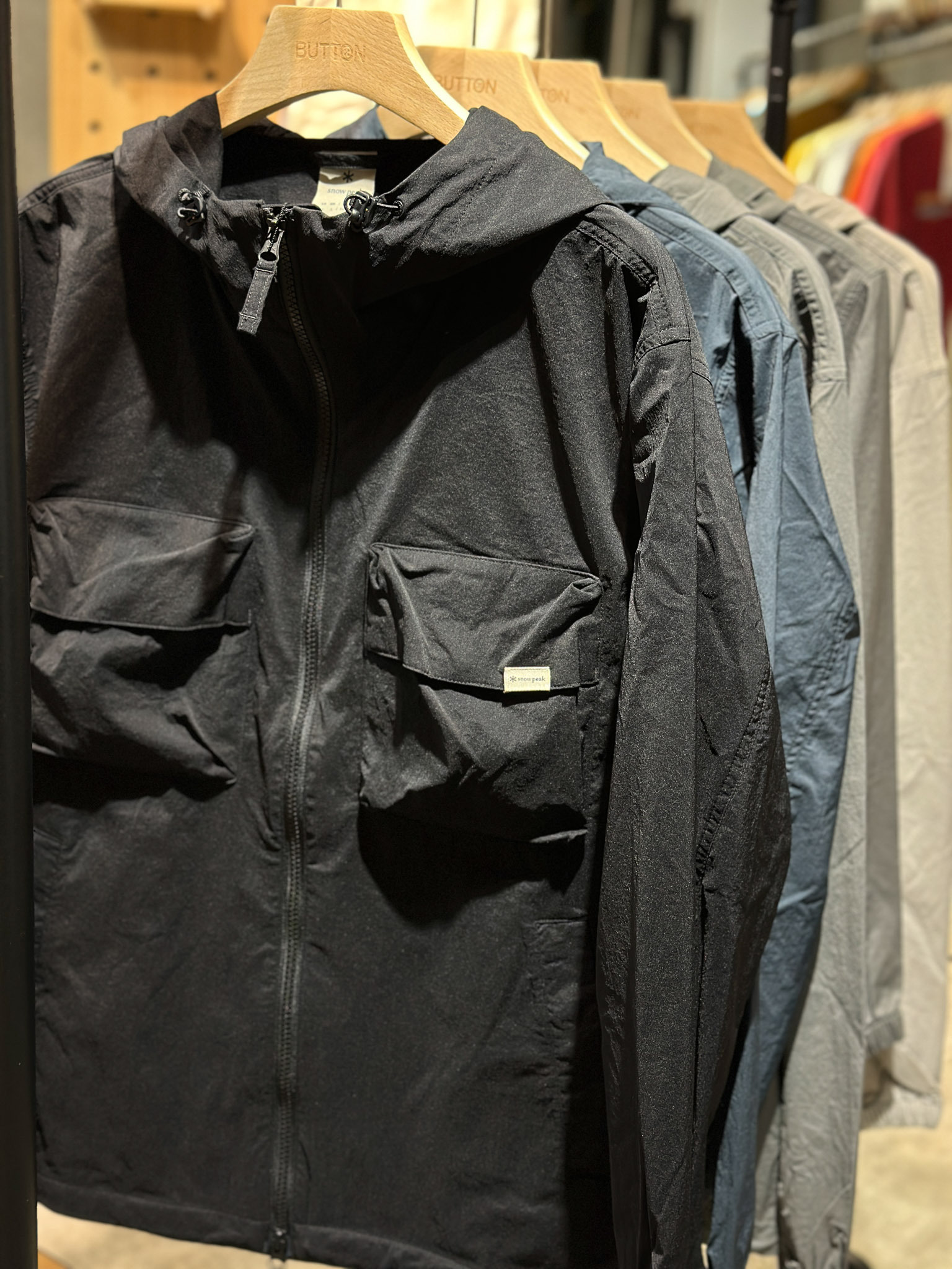 Snow Peak Root Out Pocket Windbreaker 胸前 雙口袋 連帽外套 S25MMRWB60