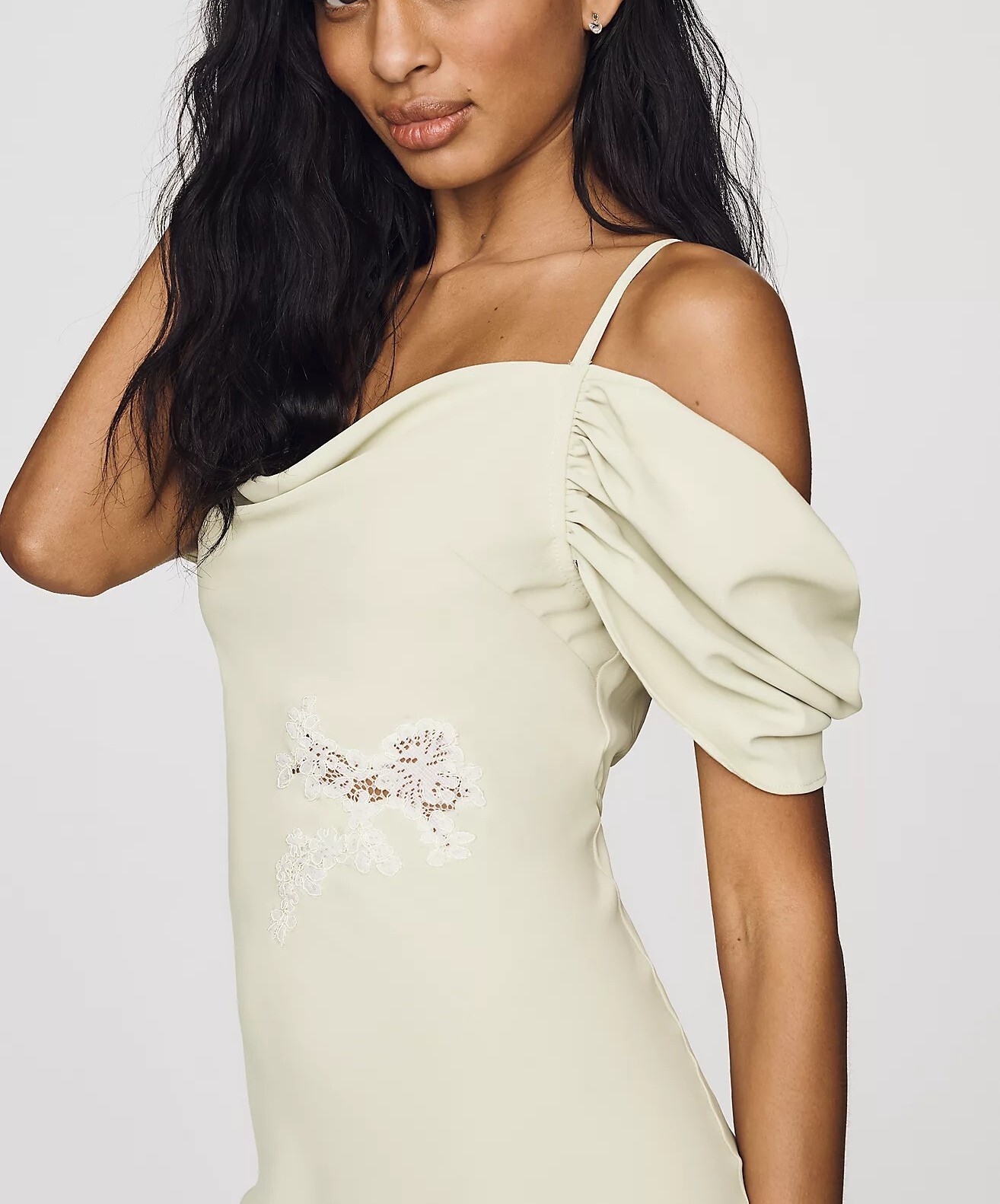 Soft Green美國霧緞面蕾絲露肩袖Midi Dress