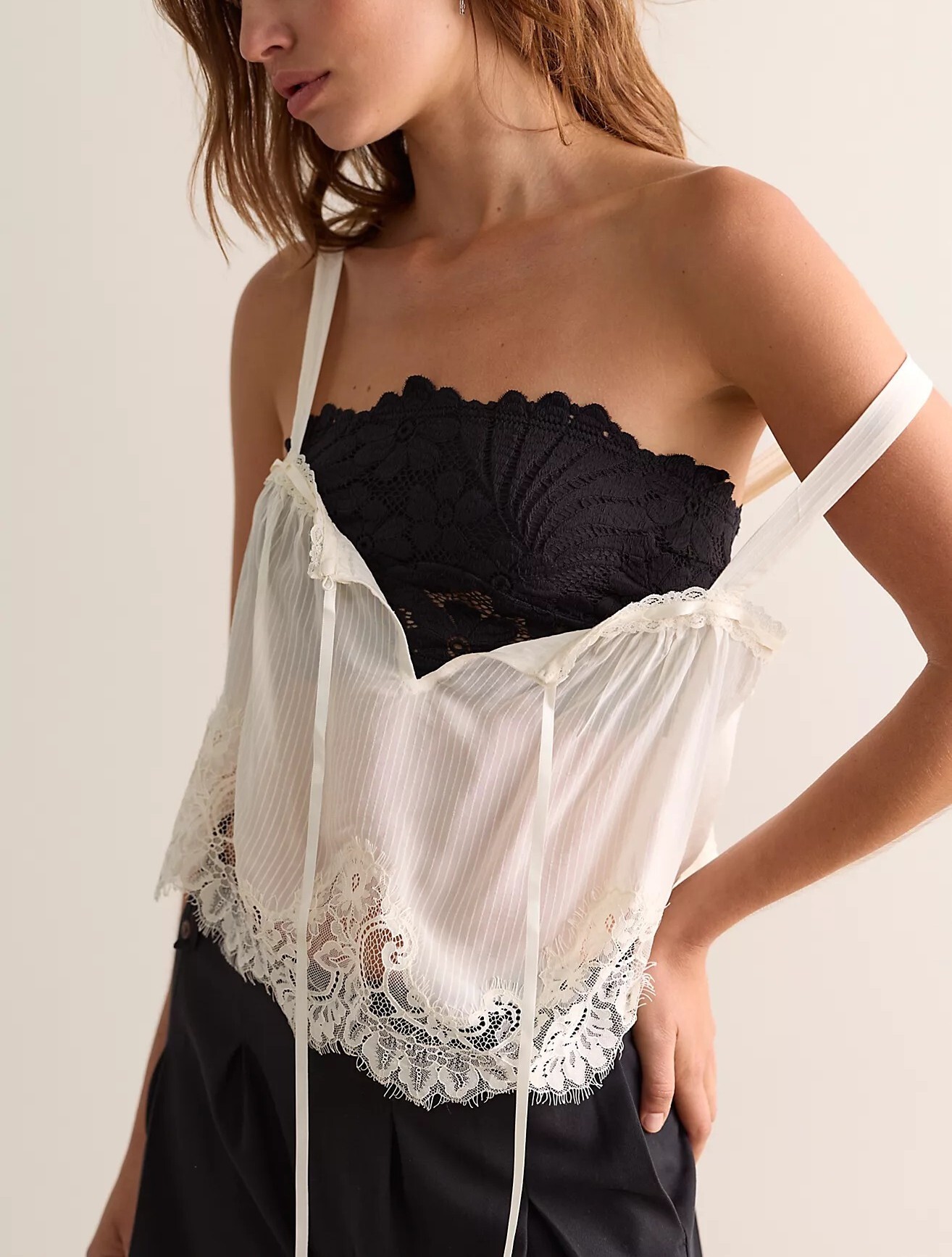 Petal Lace黑色蕾絲花邊平口Bra Top上衣