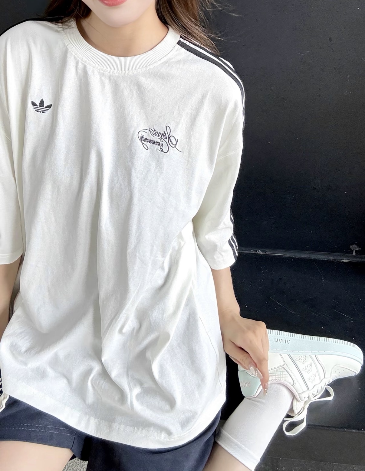 <正面低調背面炸街🖤> Adidas 經典三線 哥德字 短袖上衣