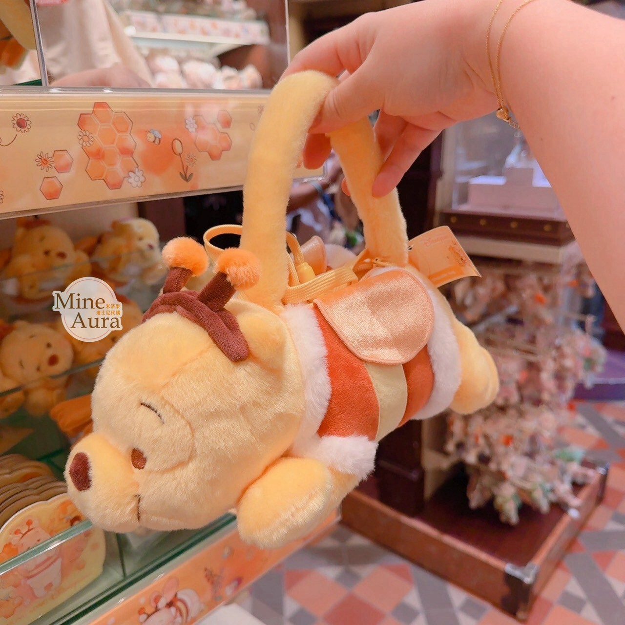小熊維尼 Winnie the Pooh 尋尋蜜蜜系列 絨毛 趴趴 造型 單肩 斜背 小包 -香港迪士尼樂園