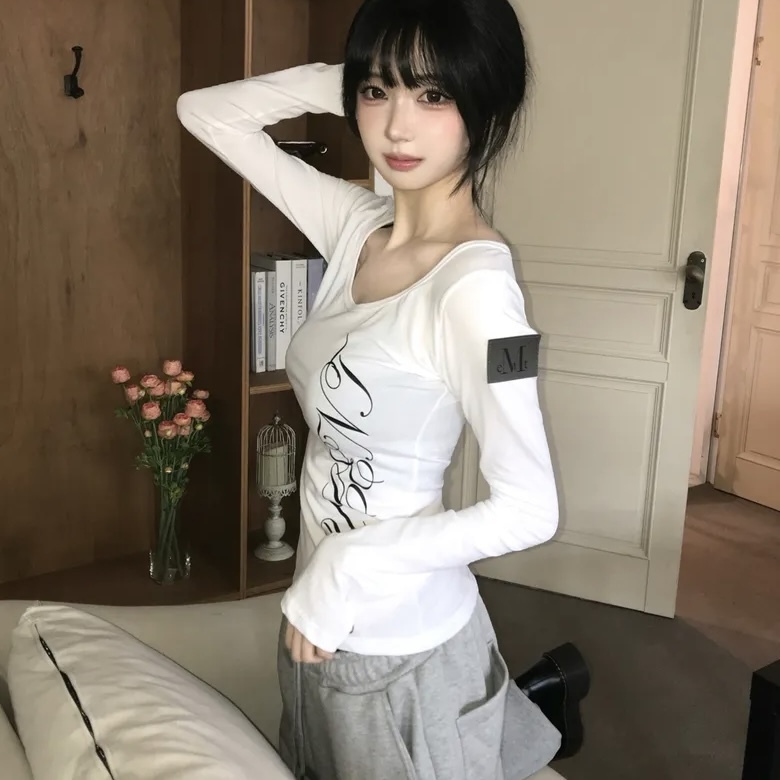 MUCENT 天使之翼 皮標 草寫字體 薄長袖 上衣 兩色 韓國代購