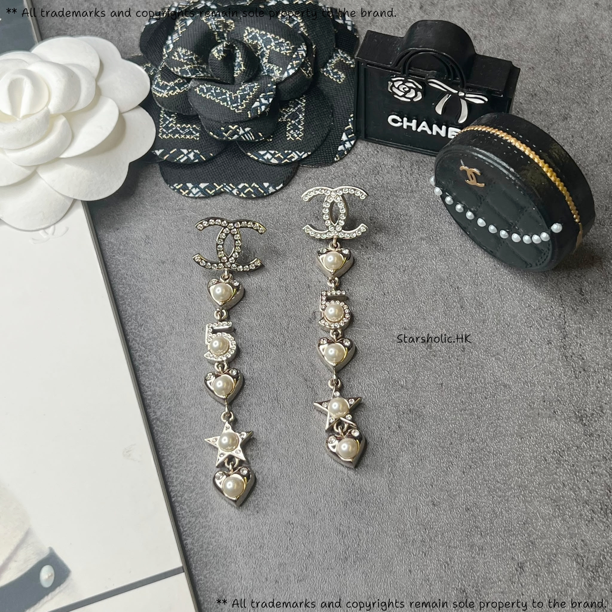 CHANEL  垂吊 CC Logo 拼珍珠 Earrings