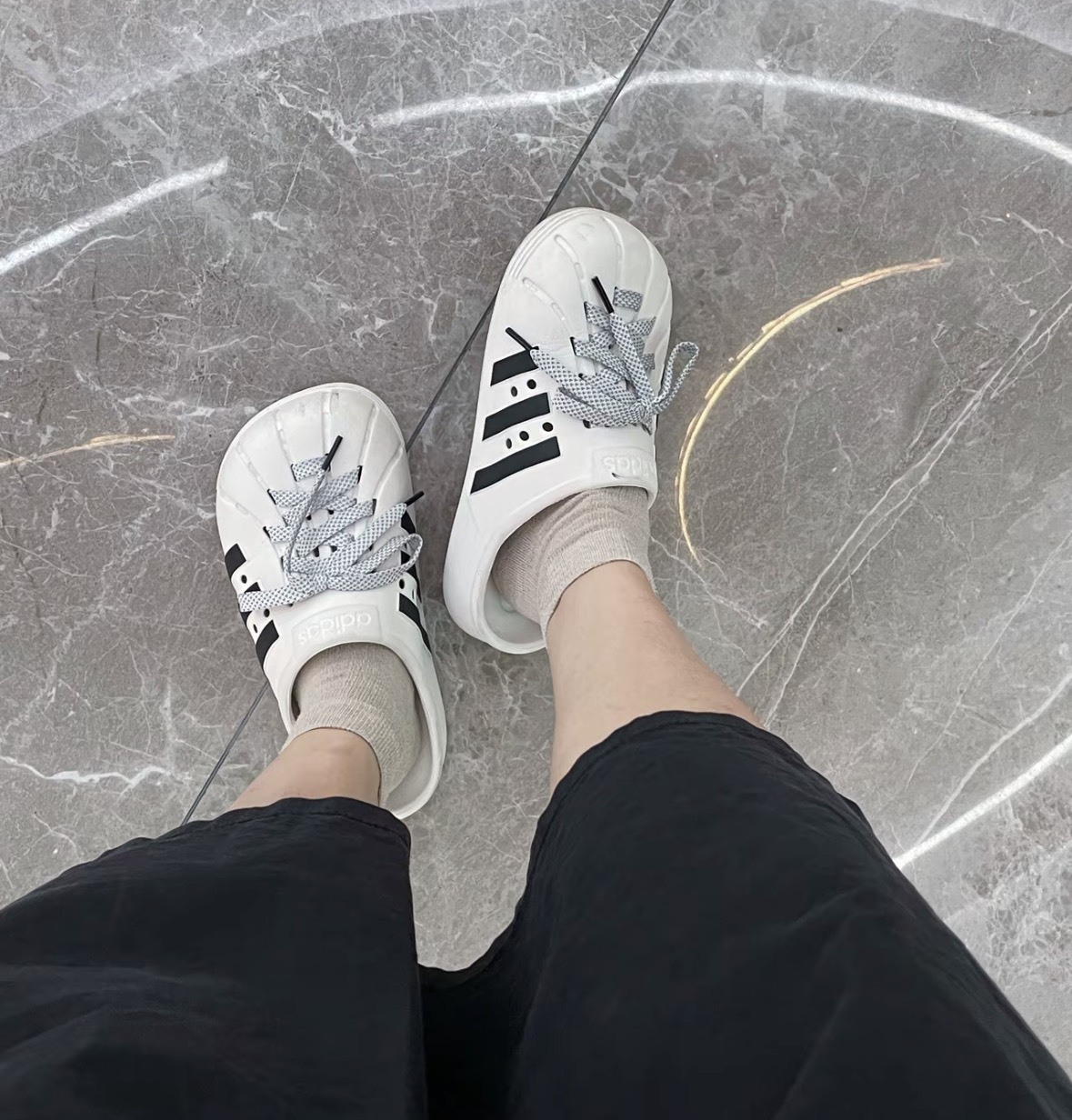 【預購】ADIDAS ADILETTE CLOGS 懶人鞋 拖鞋 防水 奶油白 白色 黑線 鞋帶款 男女鞋 JH9849