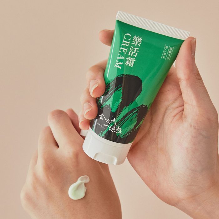 雙手持軟管，手背上擠出一球淺綠色的霜