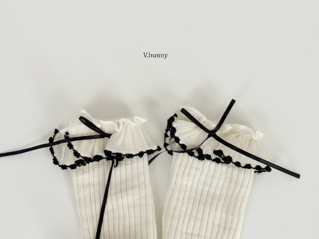 正韓秋Vbunny 夢幻綁帶愛心銀標蕾絲襪(三入)