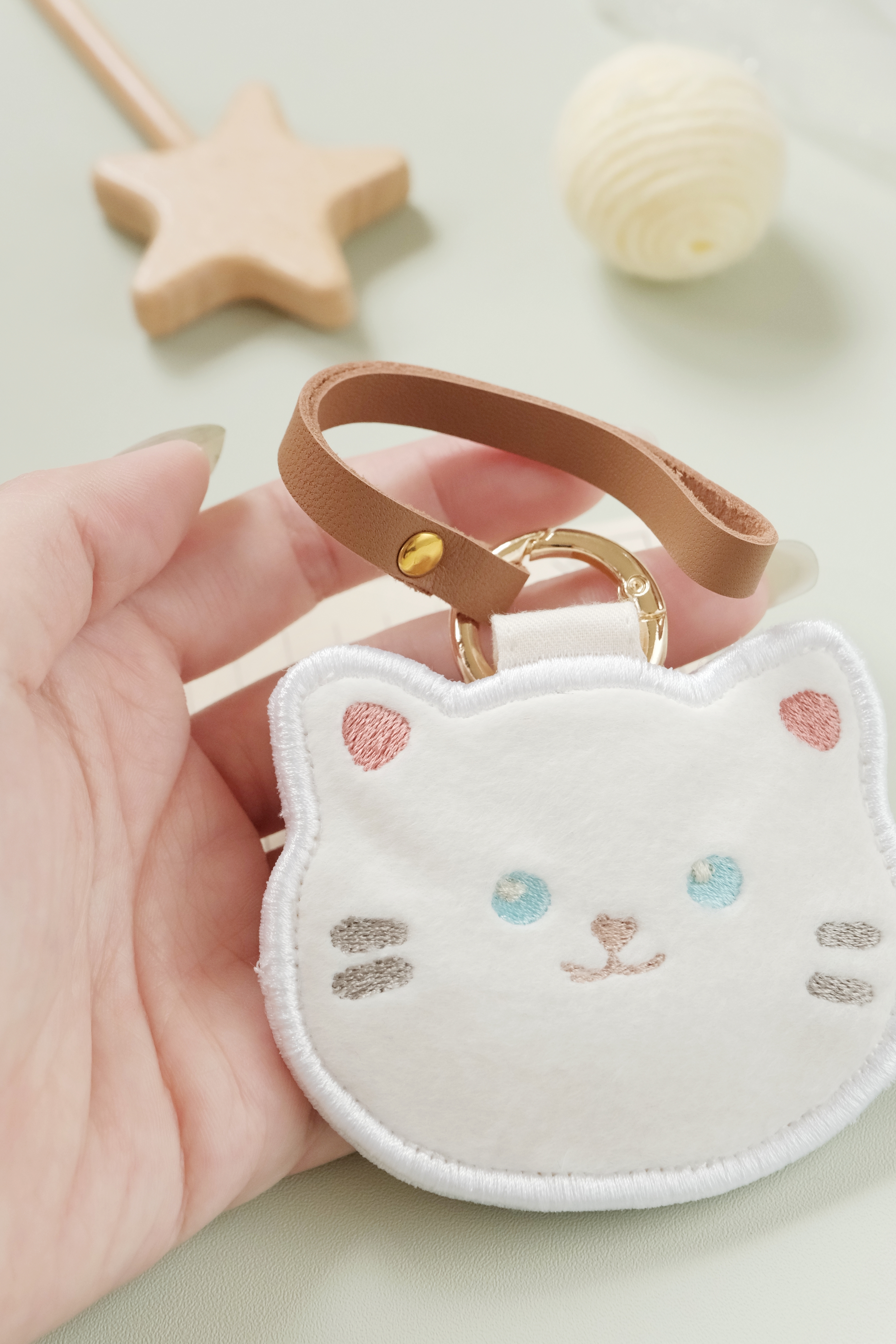 Hi Y.P store-刺繡萬用皮飾-獨家設計-白貓