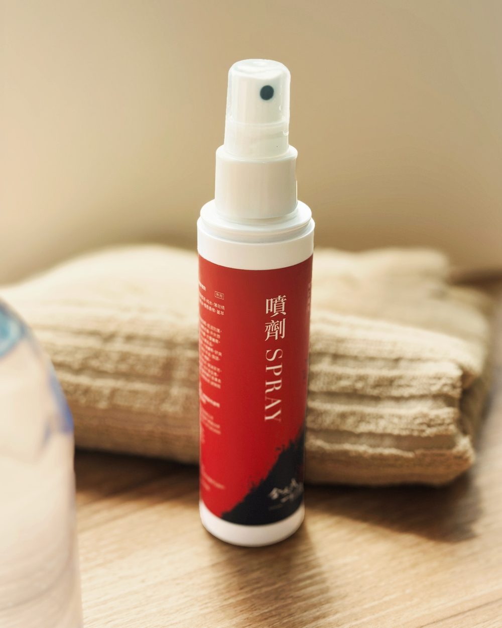 精萃噴劑 120mL 瓶身，木桌暖光