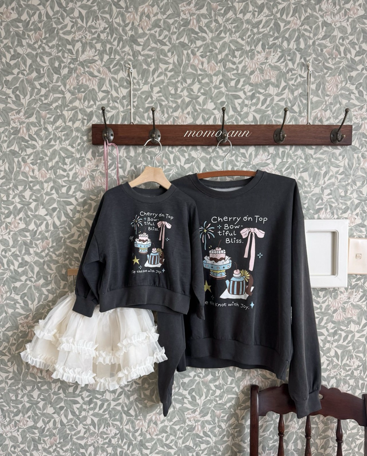 MOMO ANN Teatime Sweatshirt（With Mom）