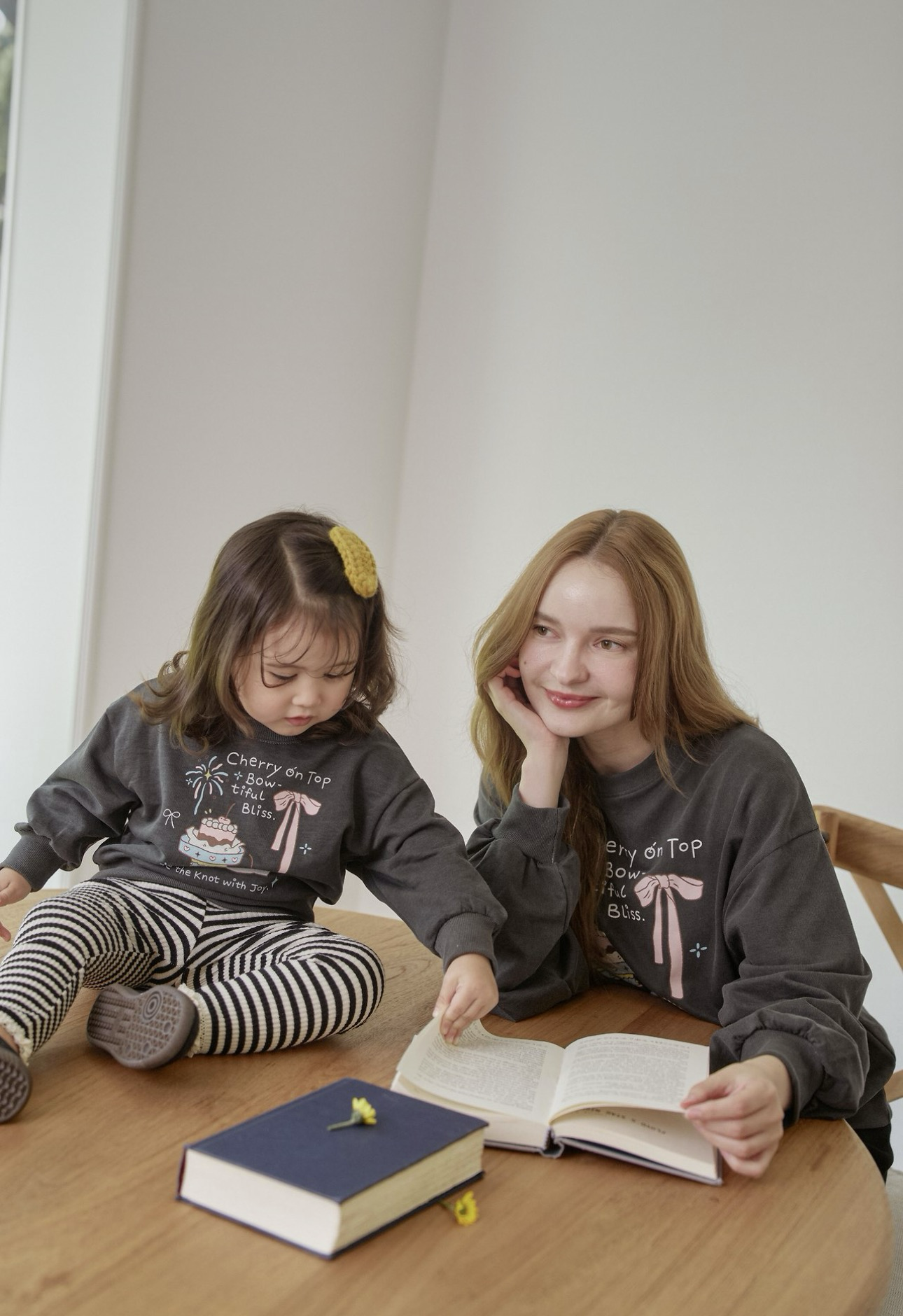 MOMO ANN Teatime Sweatshirt（With Mom）