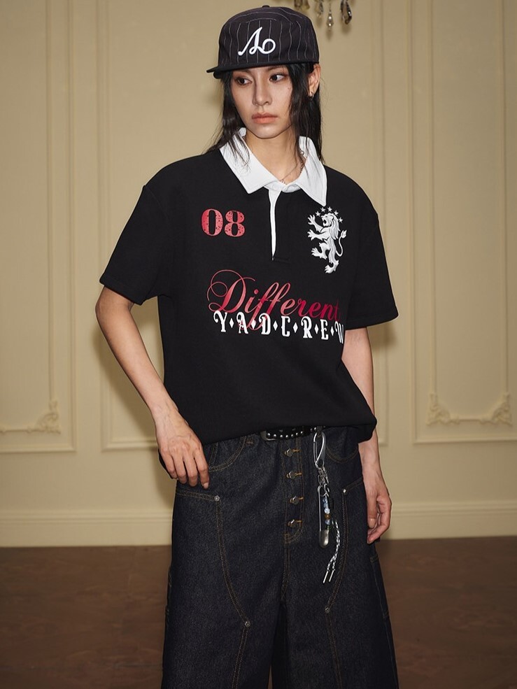YADcrew 靈獅刺繡 字母撞色 POLO領短袖T