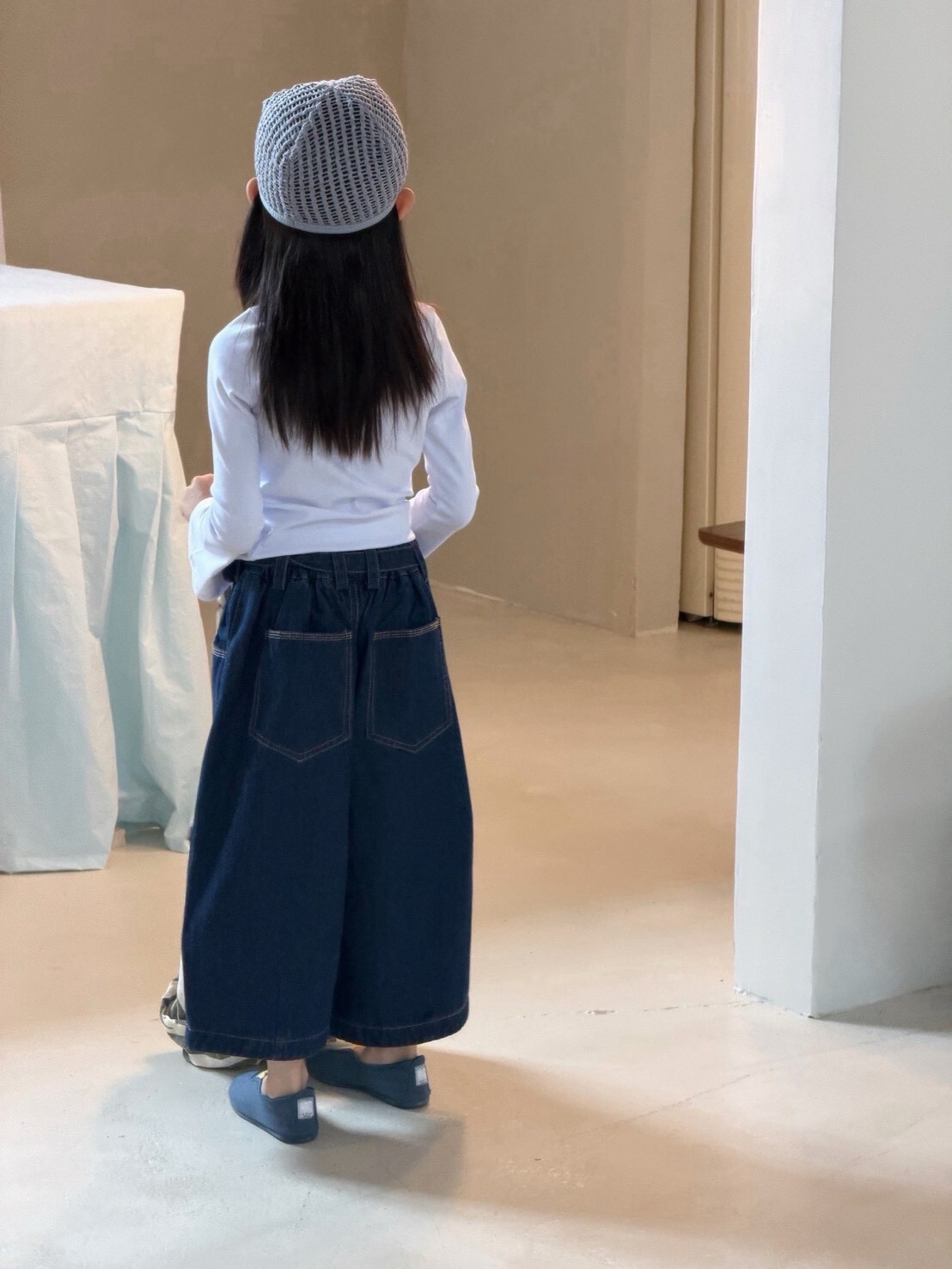 率性牛仔寬褲附腰包