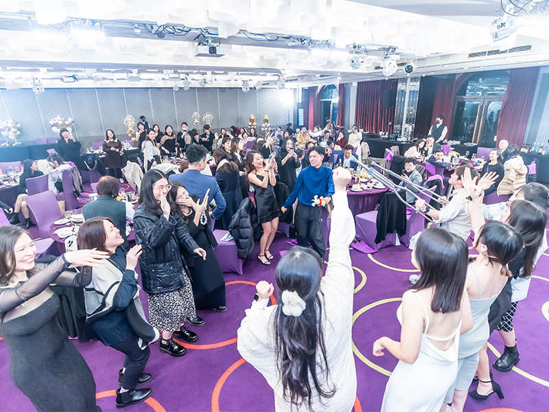 優迪團隊活動現場,同仁圍圈進行團康遊戲