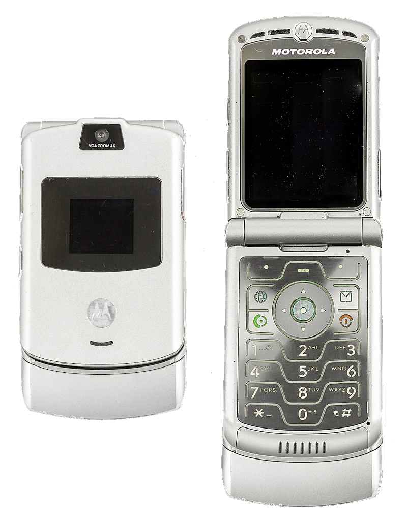 Motorola RAZR V3 銀色復古翻蓋手機合成對比圖,左側為闔蓋狀態,正面可見外顯螢幕與 VGA 相機鏡頭;右側為展開狀態,露出主螢幕、實體數字鍵盤與導航鍵,背景為純白色去背棚拍。