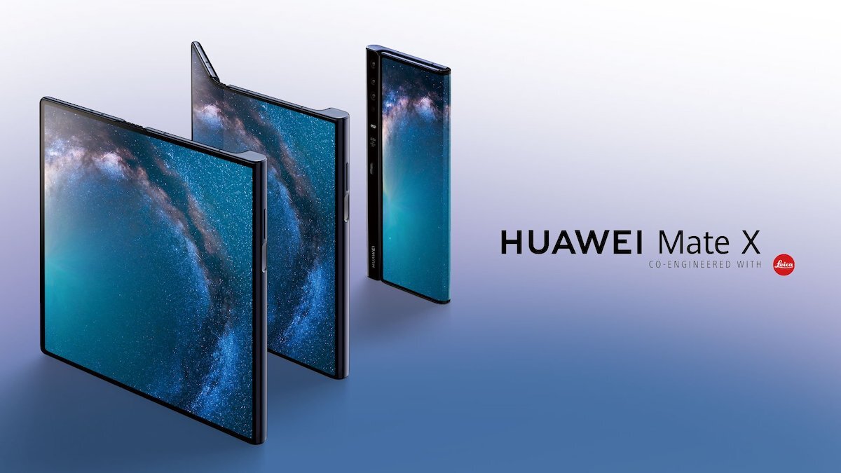 Huawei Mate X 摺疊手機官方形象圖,展示展開、半摺、闔蓋三種型態,螢幕皆顯示星空銀河動態桌布,機側可見與 Leica 共同研發的三鏡頭模組,右側標示「HUAWEI Mate X」與「CO-ENGINEERED WITH Leica」字樣,背景為藍紫色漸層。