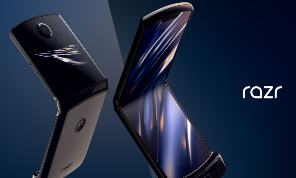 Motorola Razr 摺疊手機官方形象圖,兩支機身呈交錯角度懸浮展示,左側為闔蓋機背與外顯螢幕,右側為半展開狀態、螢幕呈現流線光影動態桌布,右方標示「razr」品牌字樣,背景為深藍色漸層。