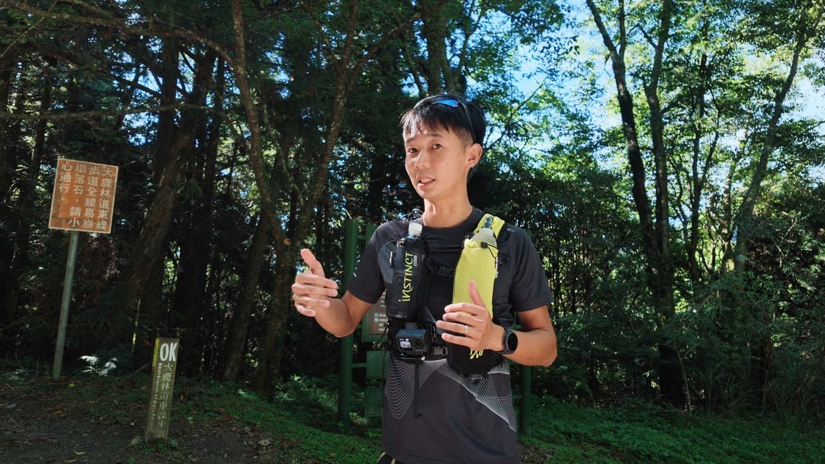 小偉在大鹿林道東線 0K 出發前說明前 3K 的碎石與配速策略