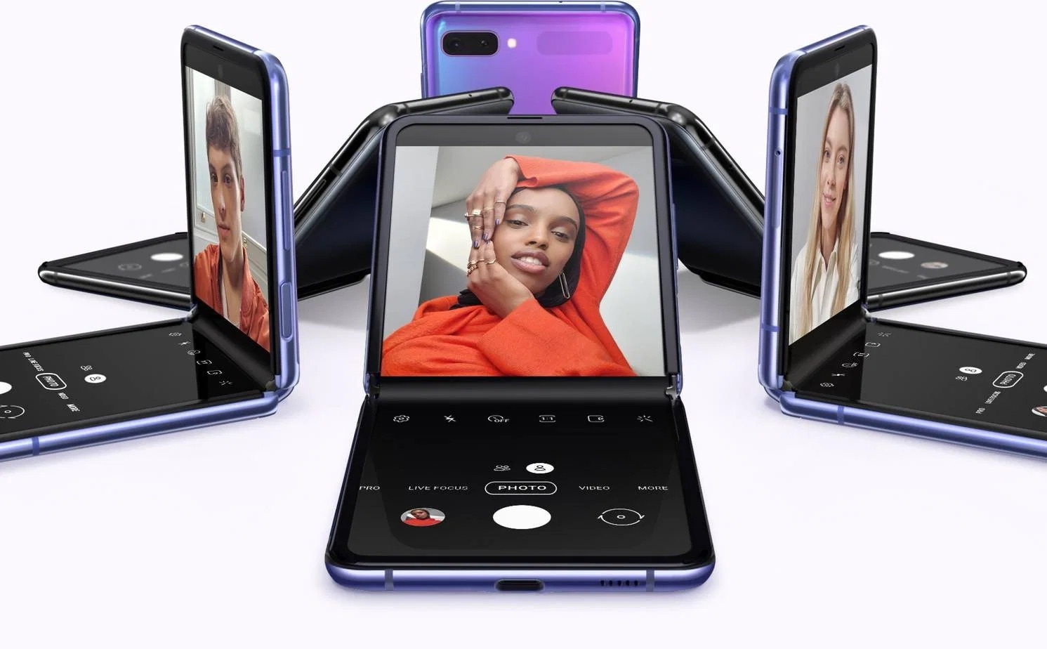 三星 Galaxy Z Flip 摺疊手機官方形象圖,多支翻蓋機以「Flex Mode」半開角度環繞排列,各螢幕分別顯示不同人物的相機取景畫面與拍照介面,正中央機身背面呈現紫色漸層並可見雙鏡頭模組,背景為淺灰色。