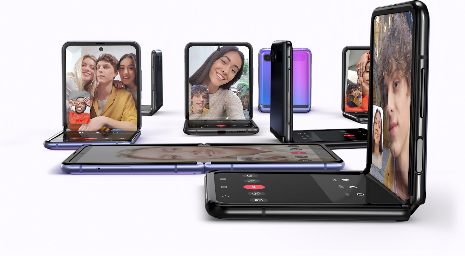 這張圖片展示了多款 Samsung Galaxy Z Flip 折疊手機在白色背景上以不同角度展示,包括紫色和黑色款式。手機處於 Flex 模式(半折疊),螢幕上清晰顯示 Google Meet 視訊通話介面、團體自拍和個人自拍,強調其獨特的免手持視訊通話和自拍功能。