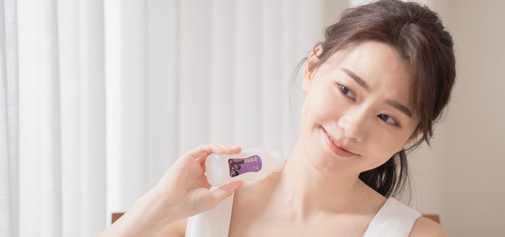 手持薰衣草凝露滾珠、滾過肩頸的使用情境
