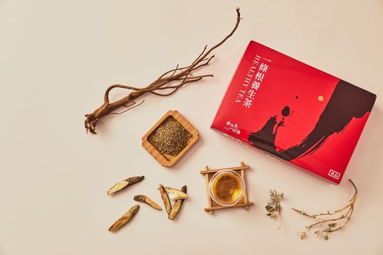 沖好的養生茶與一條根藥材