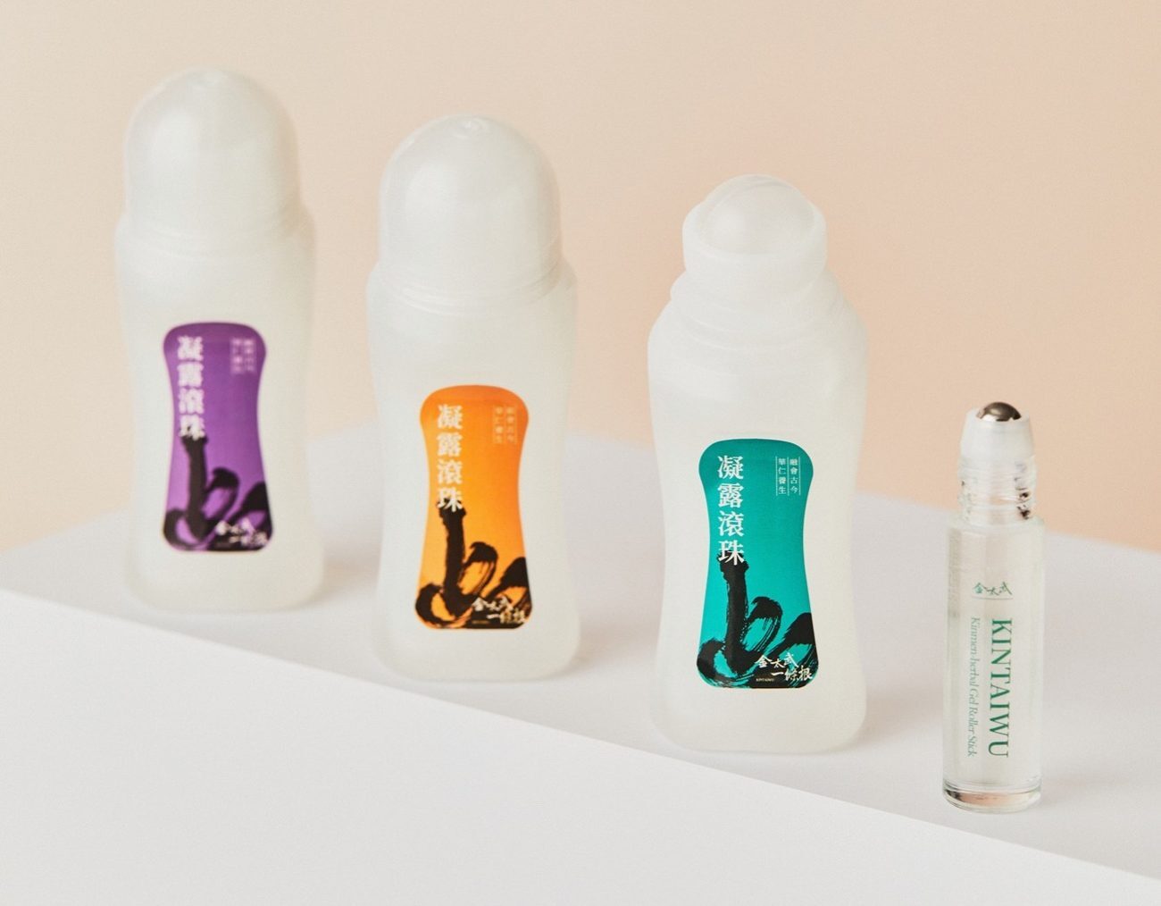 三支 70ml 凝露滾珠與一支 10ml 滾珠筆並排，看得出兩種容量的大小差