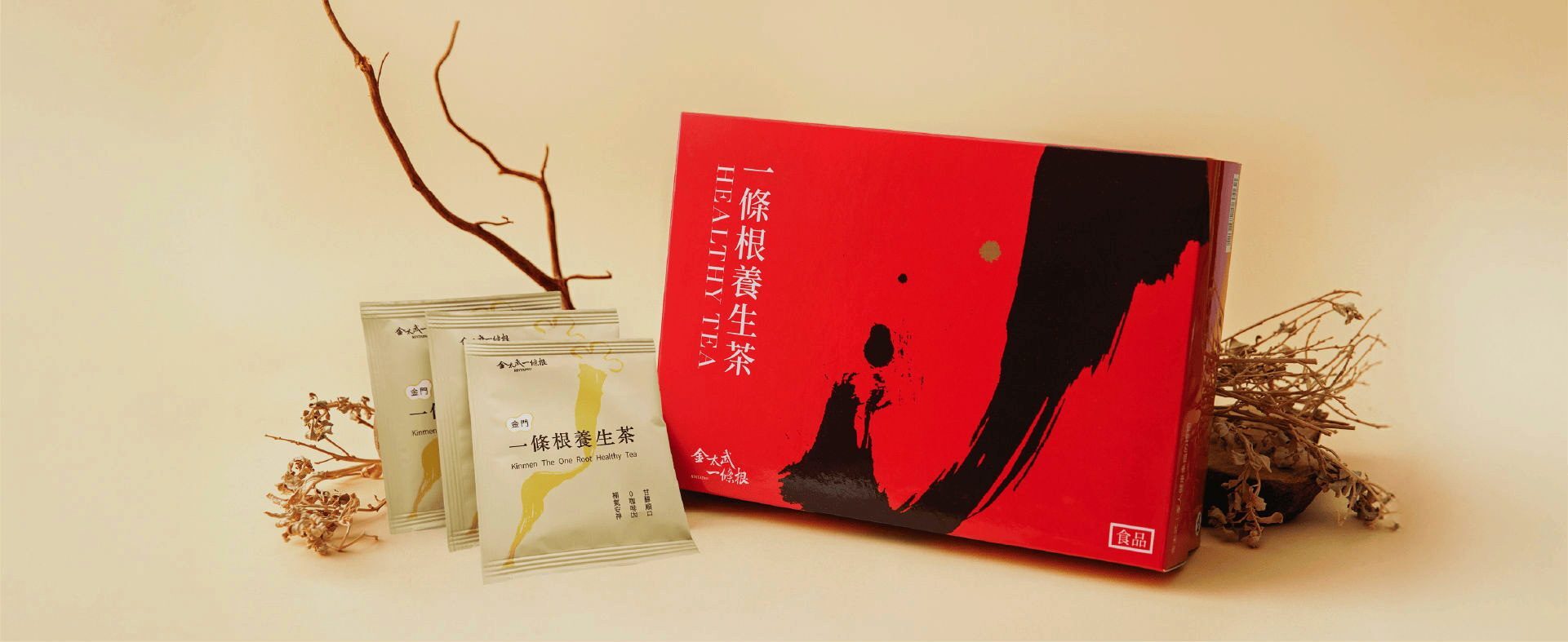 紅色外盒、新版茶包與乾燥花的橫幅擺拍