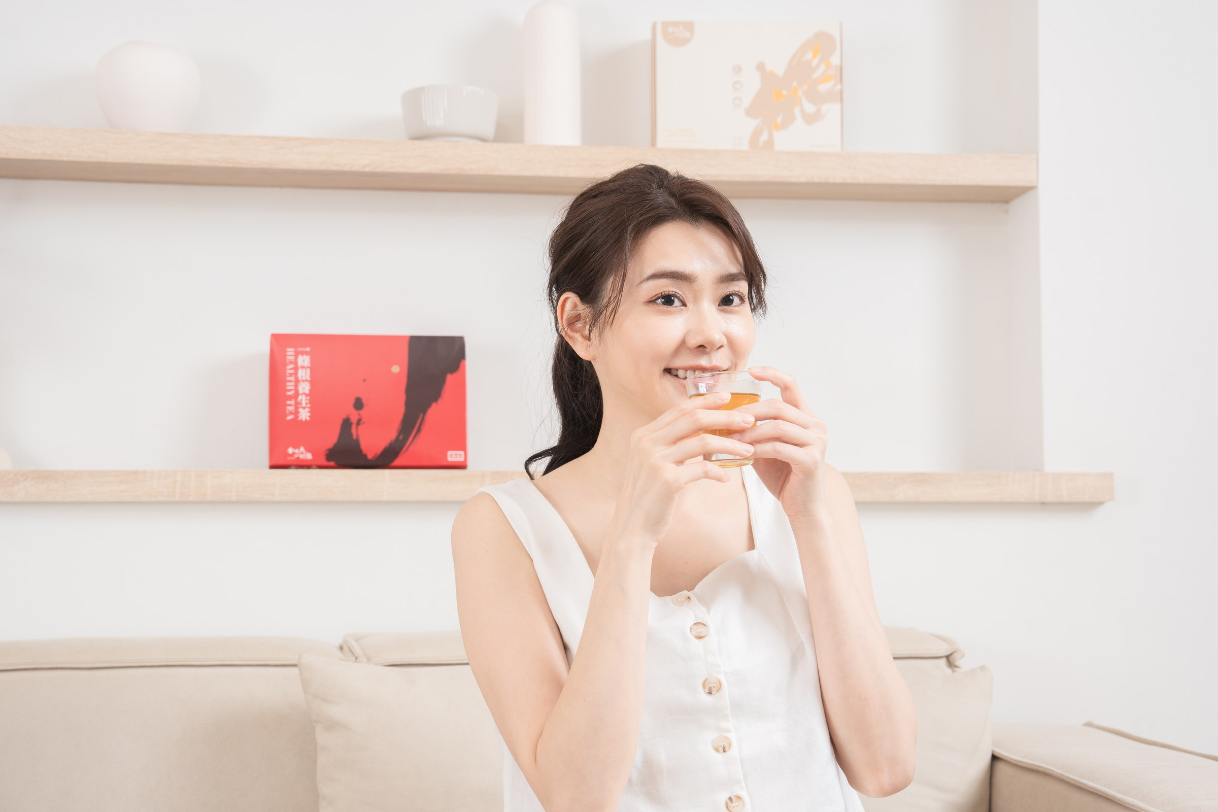 喝完一杯茶、神情放鬆