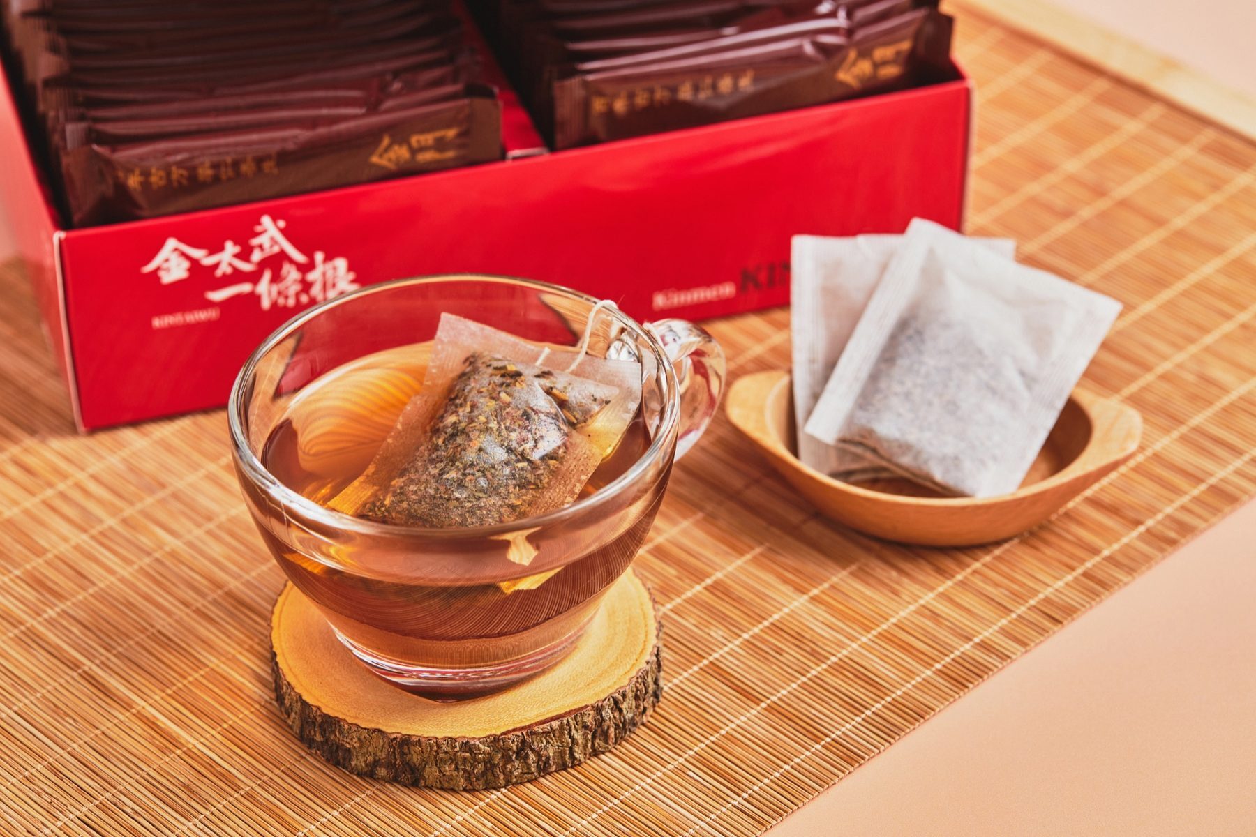 茶包在杯中靜置泡開