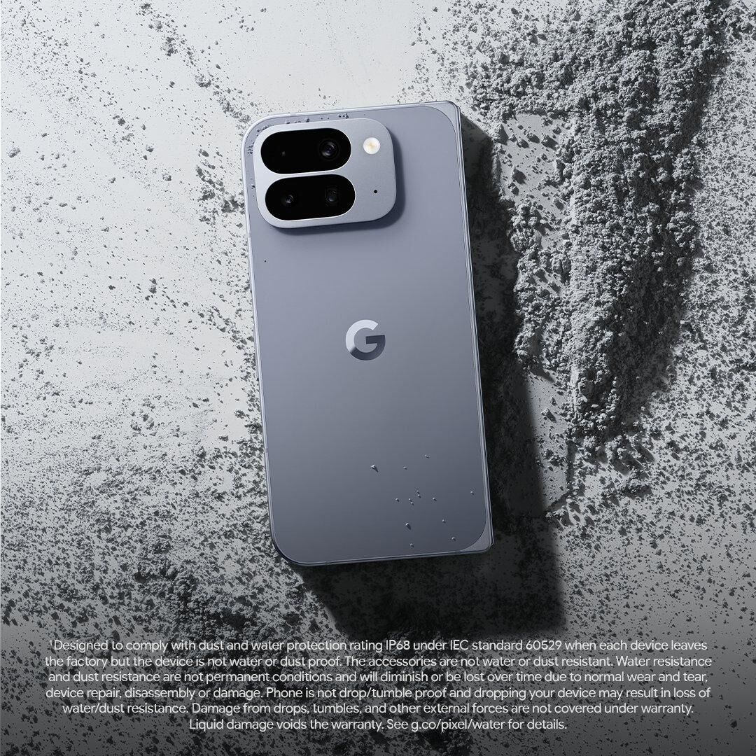 Google Pixel 10 Pro Fold 摺疊手機防塵防水宣傳圖,機身置於灰色粉塵環境中,強調其 IP68 防塵防水等級。Pixel 10 Pro Fold 是首款達到 IP68 等級的摺疊手機,進一步提升摺疊機在防塵、耐用與日常使用上的可靠性。