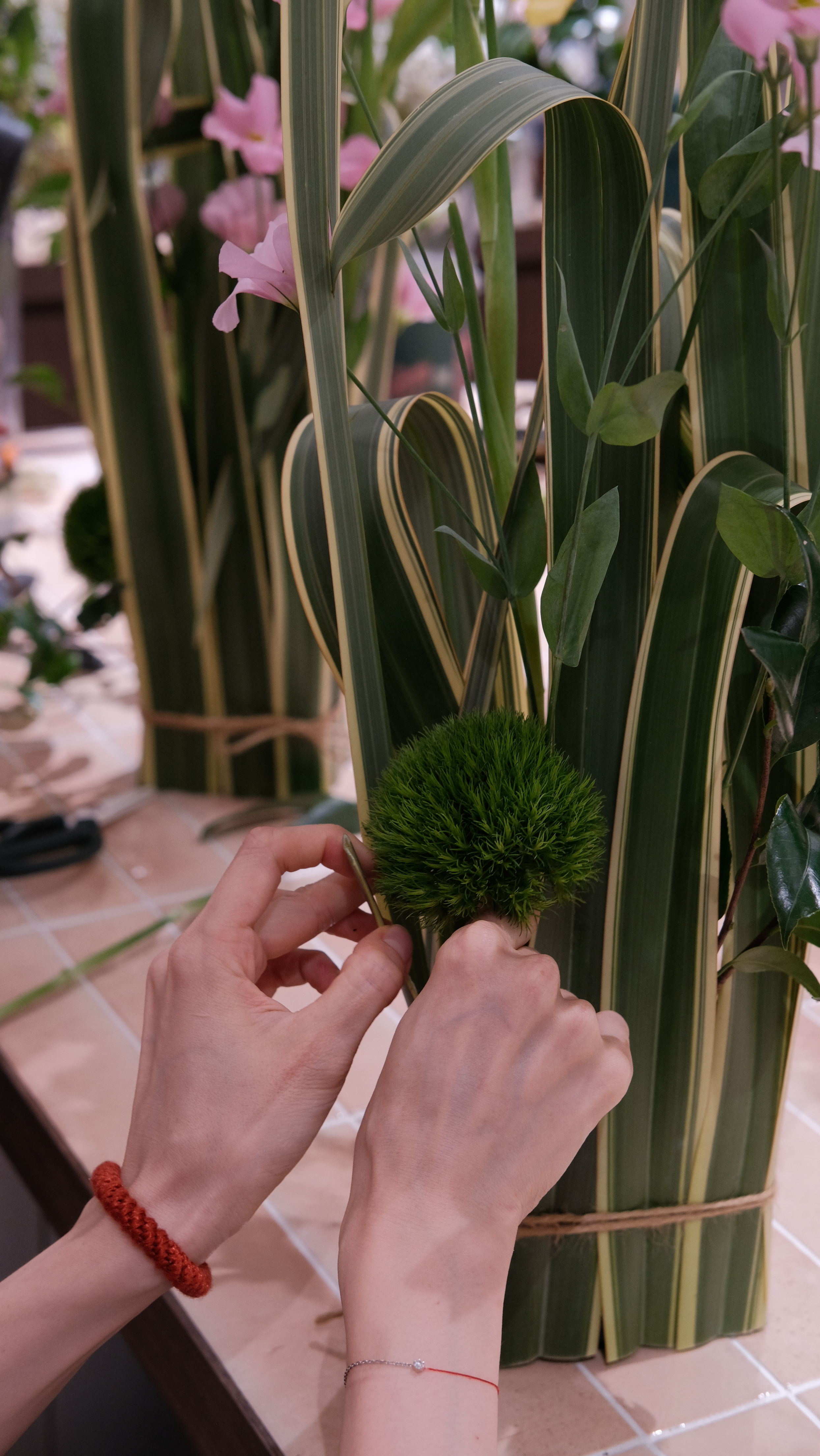 學員以葉材建立花藝作品線條