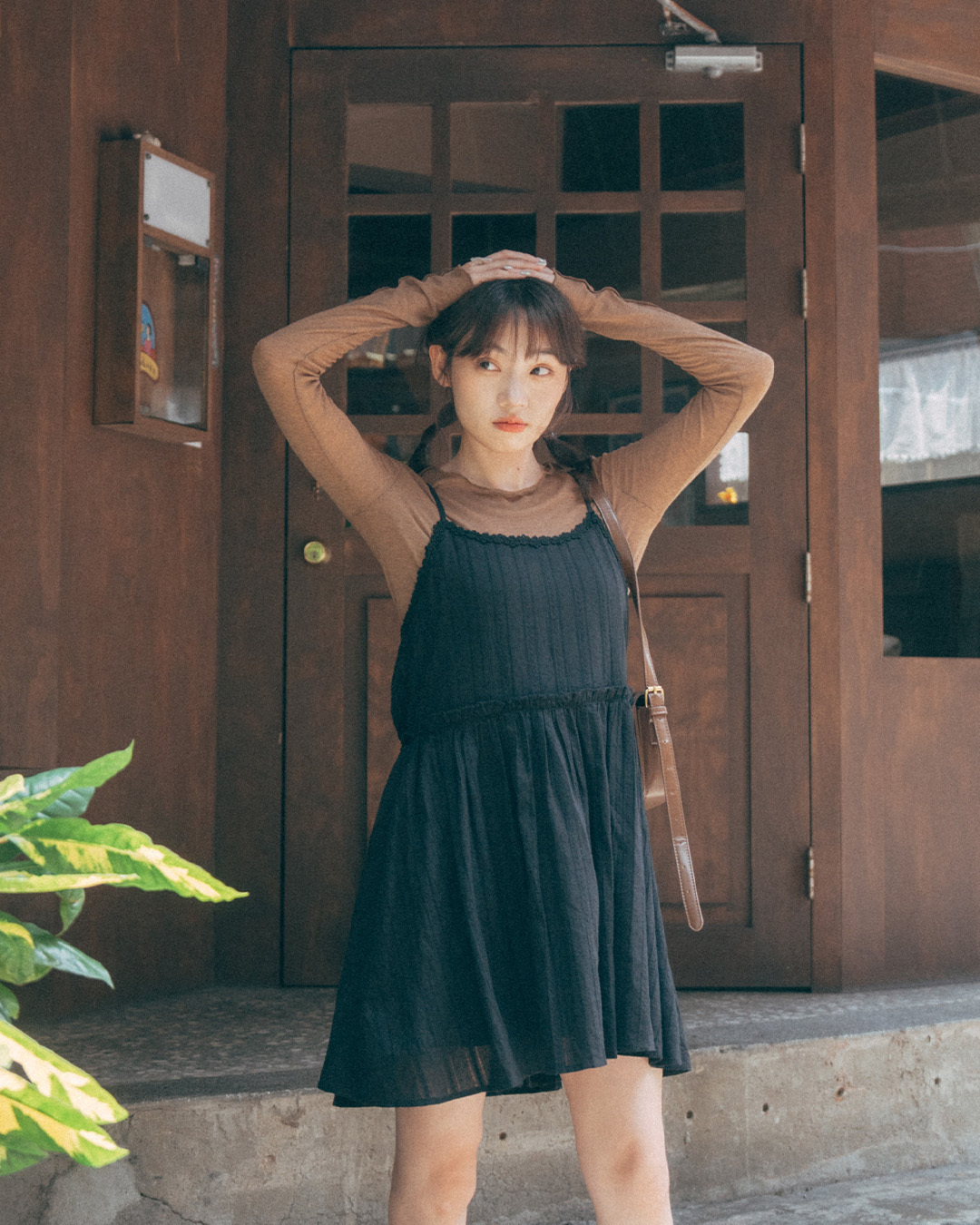 Simple jacquard lace-trimmed spaghetti strap tiered mini dress, available in two colors.【01087361】in stock+pre-order