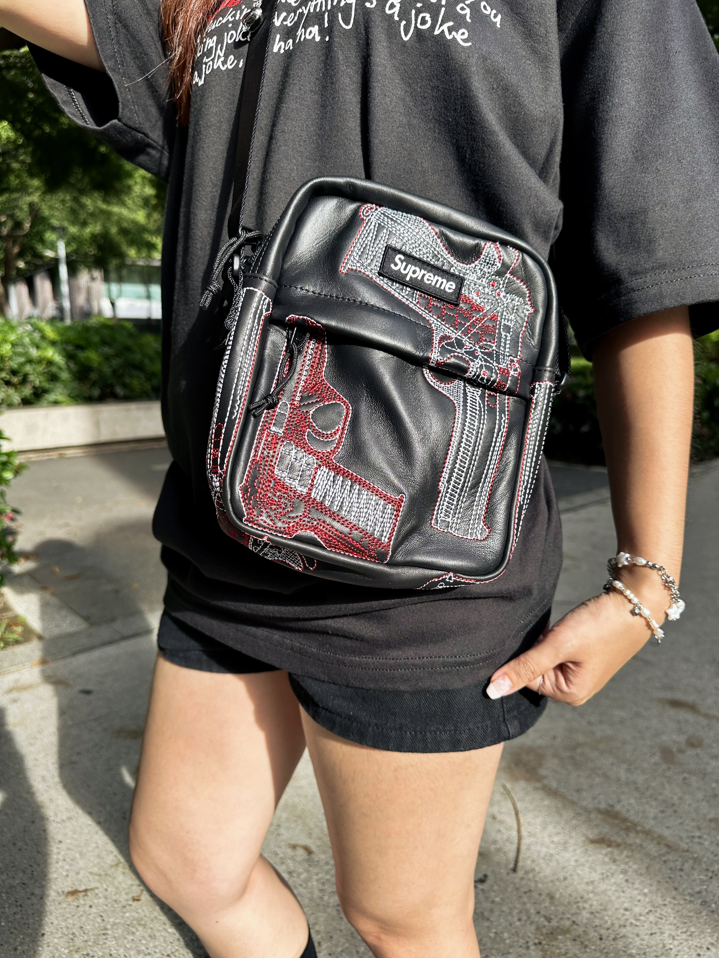 ☆ETW☆【EASY TO WEAR】SUPREME 26SS ALFREDO MARTINEZ GUNS EMBROIDERED LEATHER SHOULDER BAG 手槍 皮革 刺繡 側背包