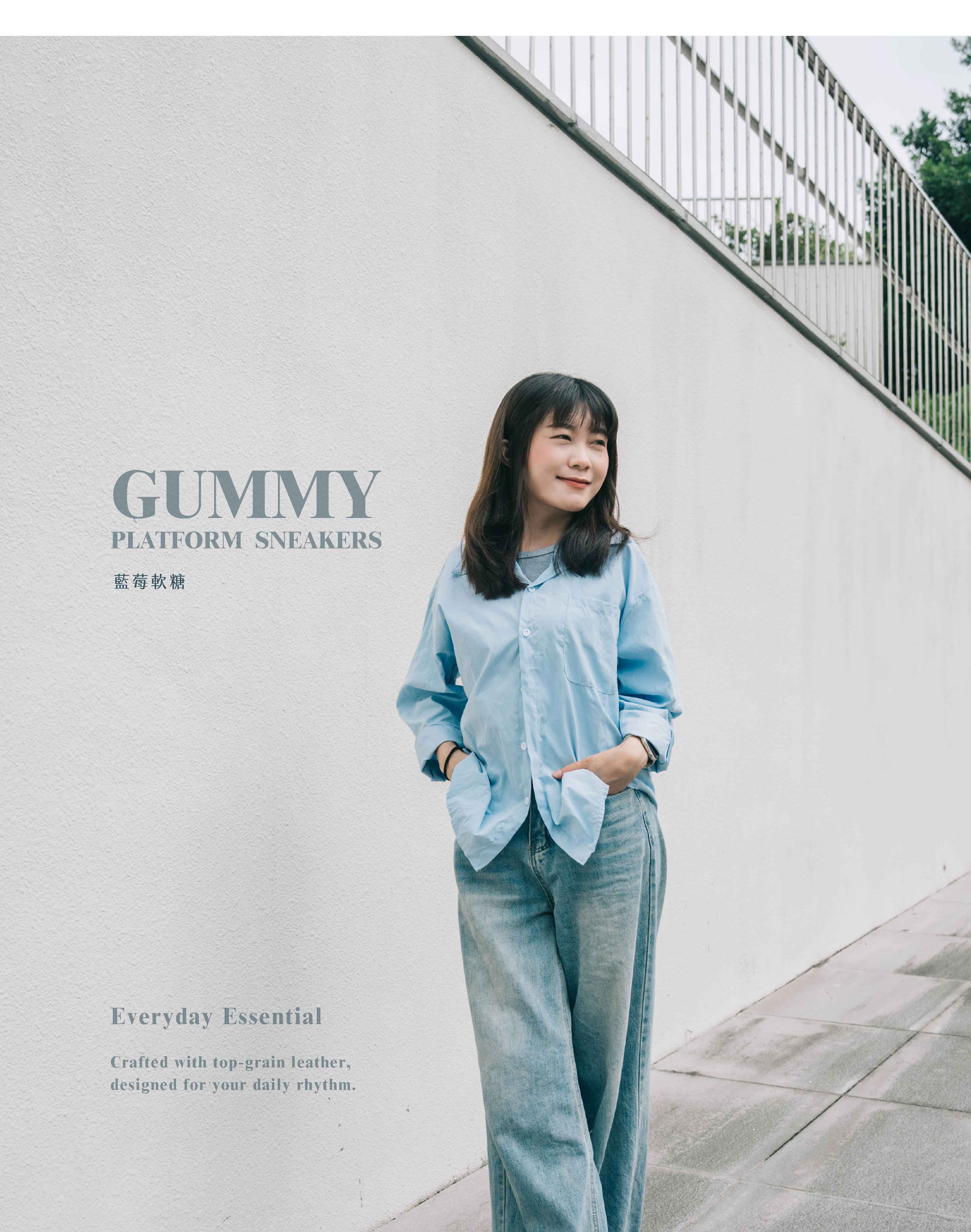 Sanly joy軟糖厚底休閒鞋-藍莓軟糖穿搭展示圖,模特兒身穿淺藍色襯衫與牛仔寬褲,手插口袋站在白牆前展現休閒風格。
