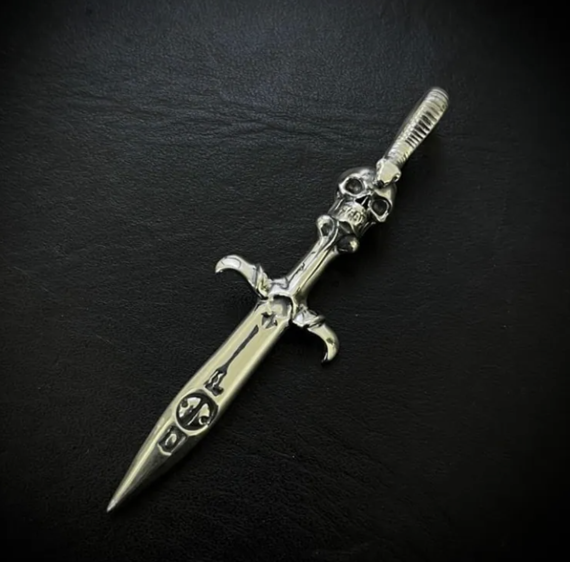 Serpentine Dagger Pendan S