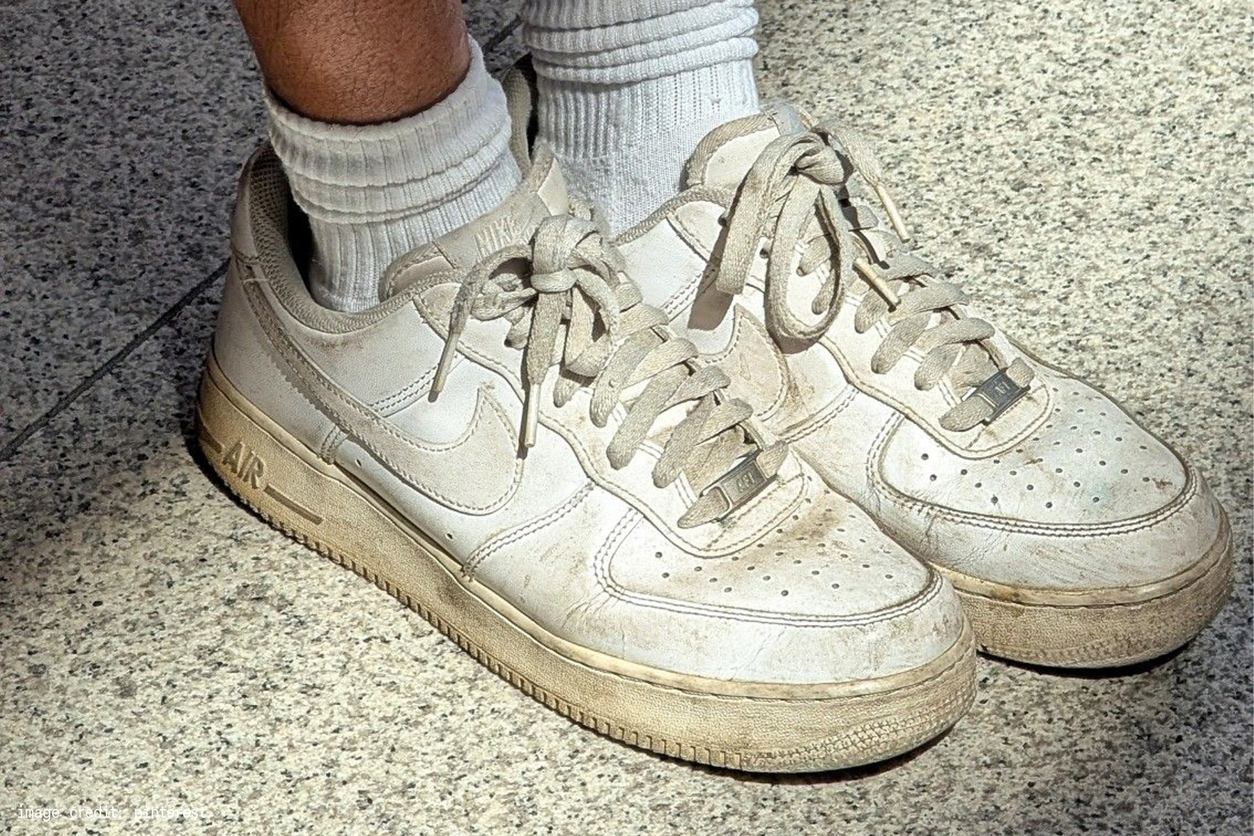 鞋頭卡垢與中底泛黃髒污的 Nike Air Force 1 '07