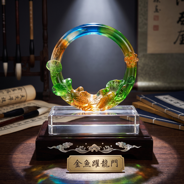 作品取金魚悠遊池塘之像，意金玉滿堂。金玉滿堂：象徵富有、幸福、圓滿，也比喻才能出眾，學識淵博