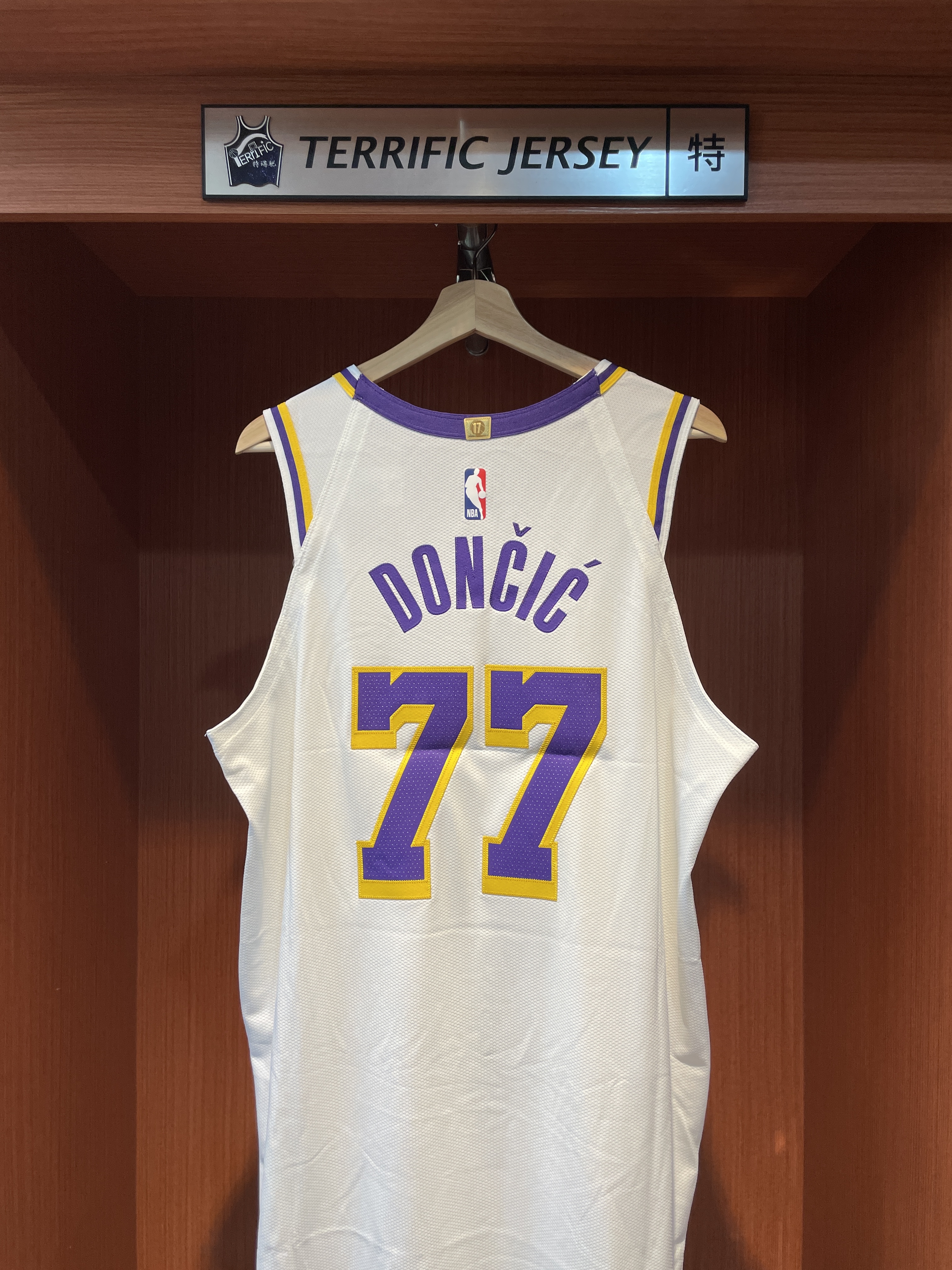 NBA球衣 Luka Doncic 洛杉磯湖人白 Association Nike Authentic 球員版 電繡 含贊助商標 全新