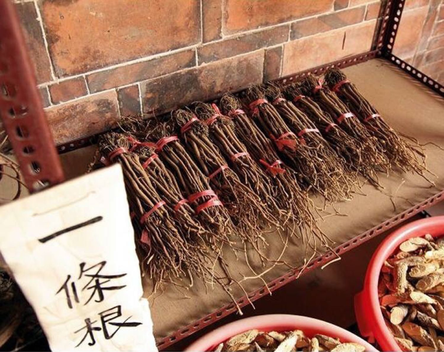 中藥行架上的成捆一條根藥材