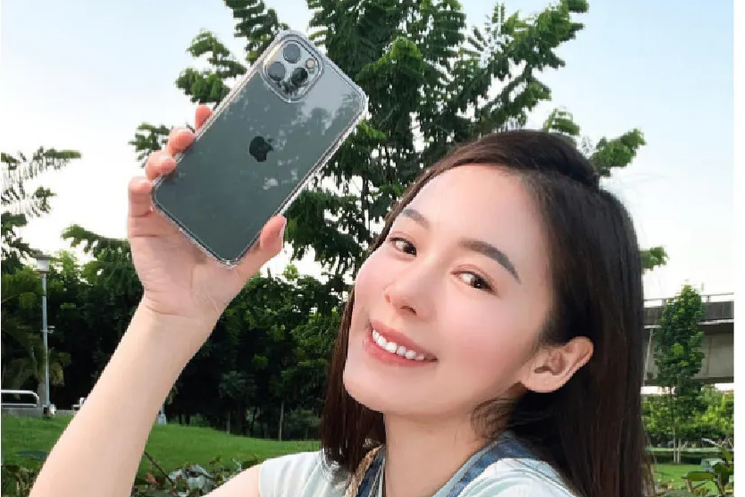 小口丸子在戶外舉高展示裝上極地冰岩殼的 iPhone 背面